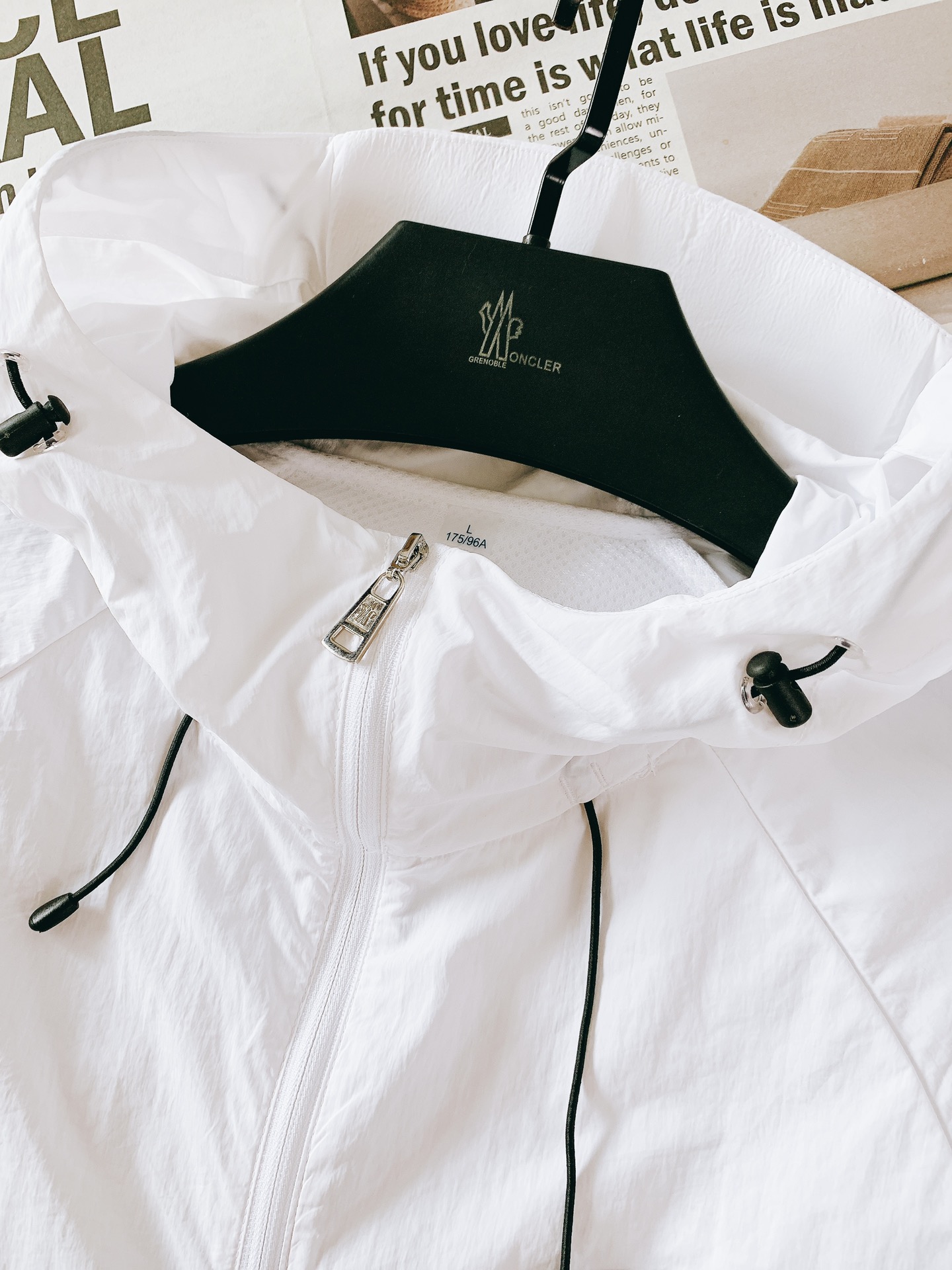 
Moncler 蒙口 2025SS春夏新品
休闲连帽防晒服。100%聚酯纤维面料!客供进口呢龙材质,质