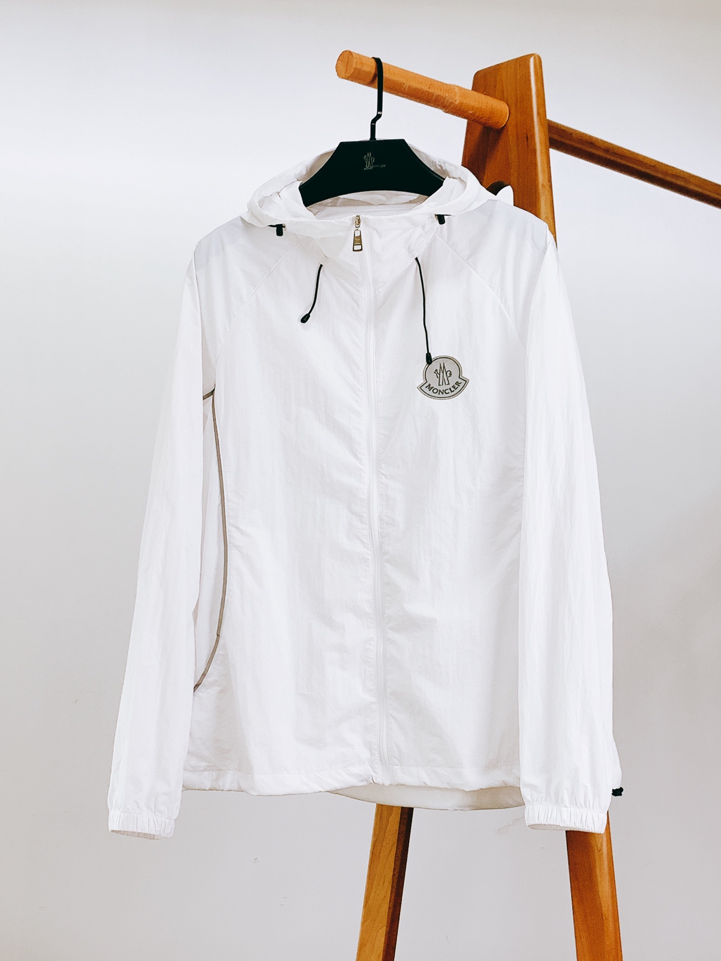 
Moncler 蒙口 2025SS春夏新品
休闲连帽防晒服。100%聚酯纤维面料!客供进口呢龙材质,质