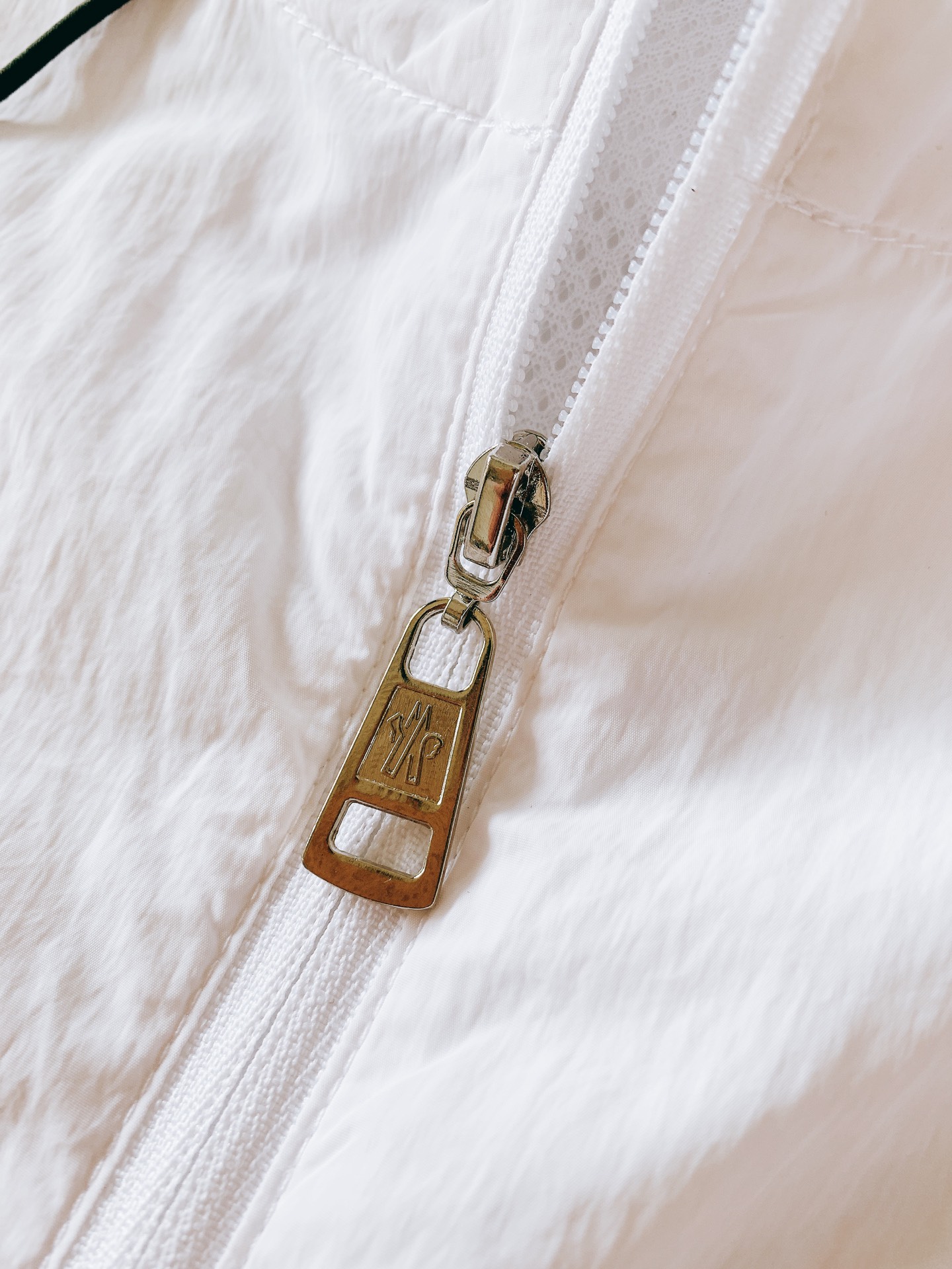 
Moncler 蒙口 2025SS春夏新品
休闲连帽防晒服。100%聚酯纤维面料!客供进口呢龙材质,质
