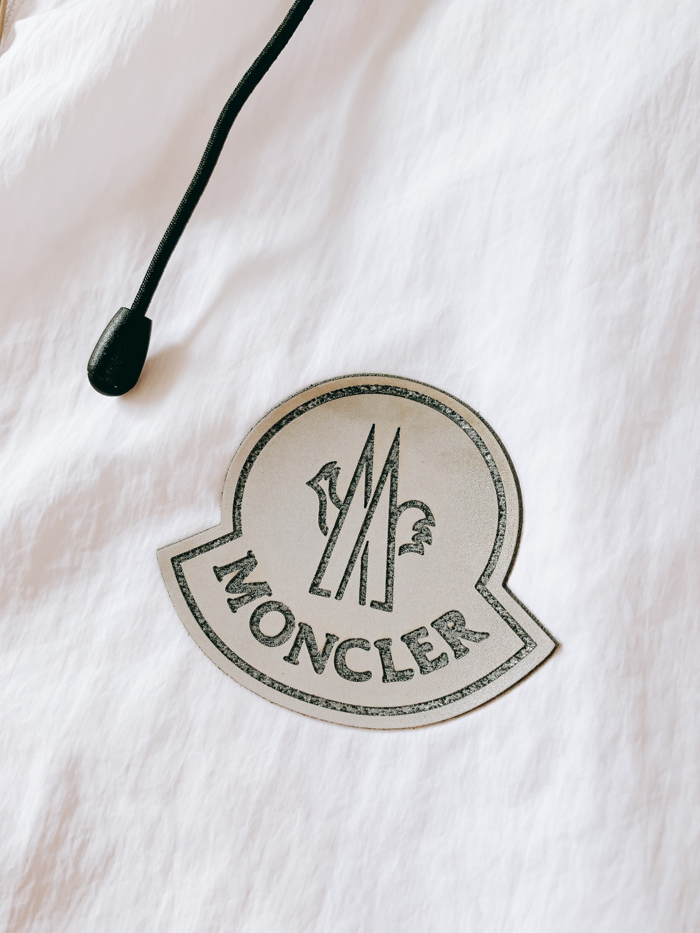 
Moncler 蒙口 2025SS春夏新品
休闲连帽防晒服。100%聚酯纤维面料!客供进口呢龙材质,质