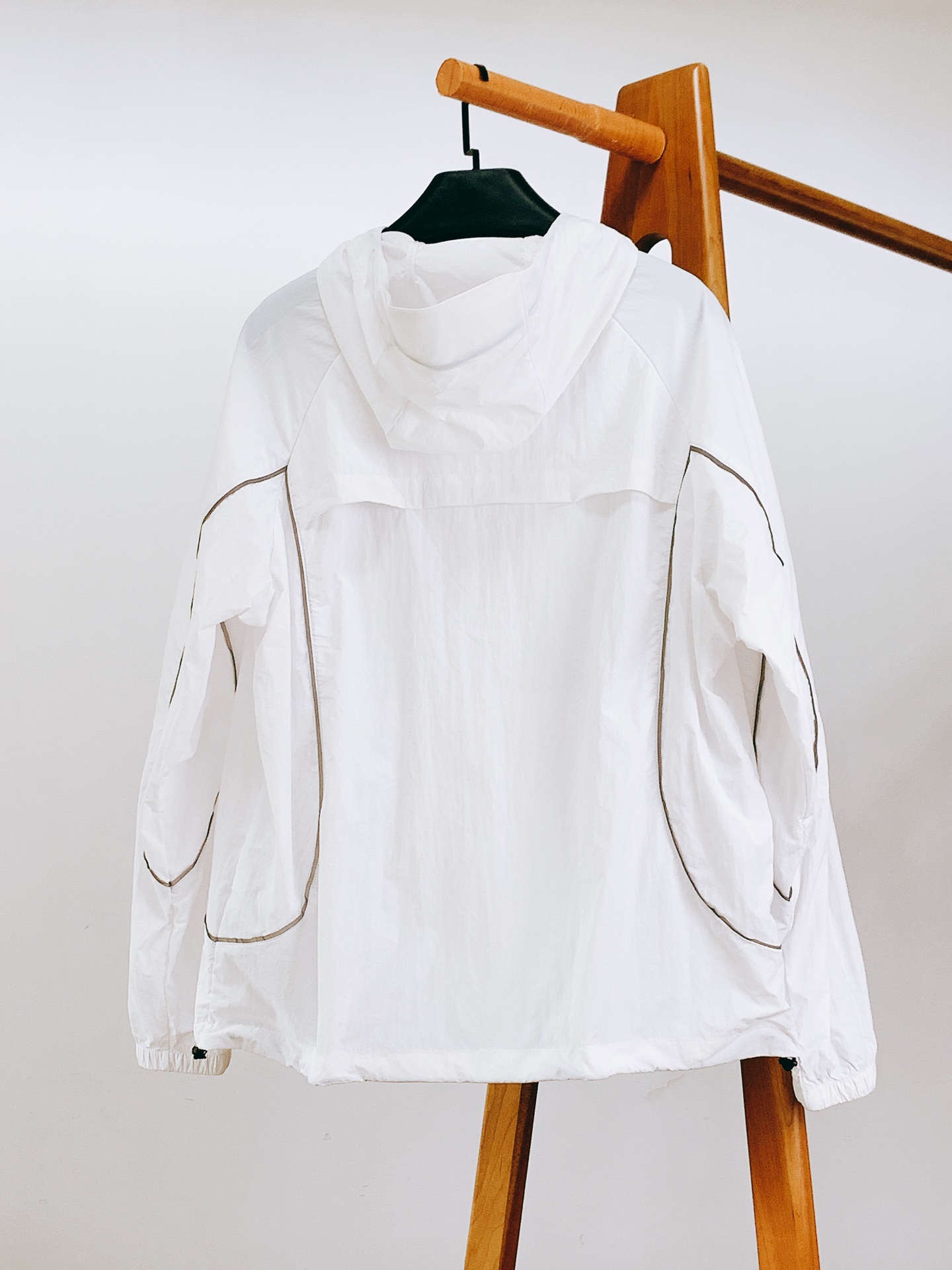 
Moncler 蒙口 2025SS春夏新品
休闲连帽防晒服。100%聚酯纤维面料!客供进口呢龙材质,质
