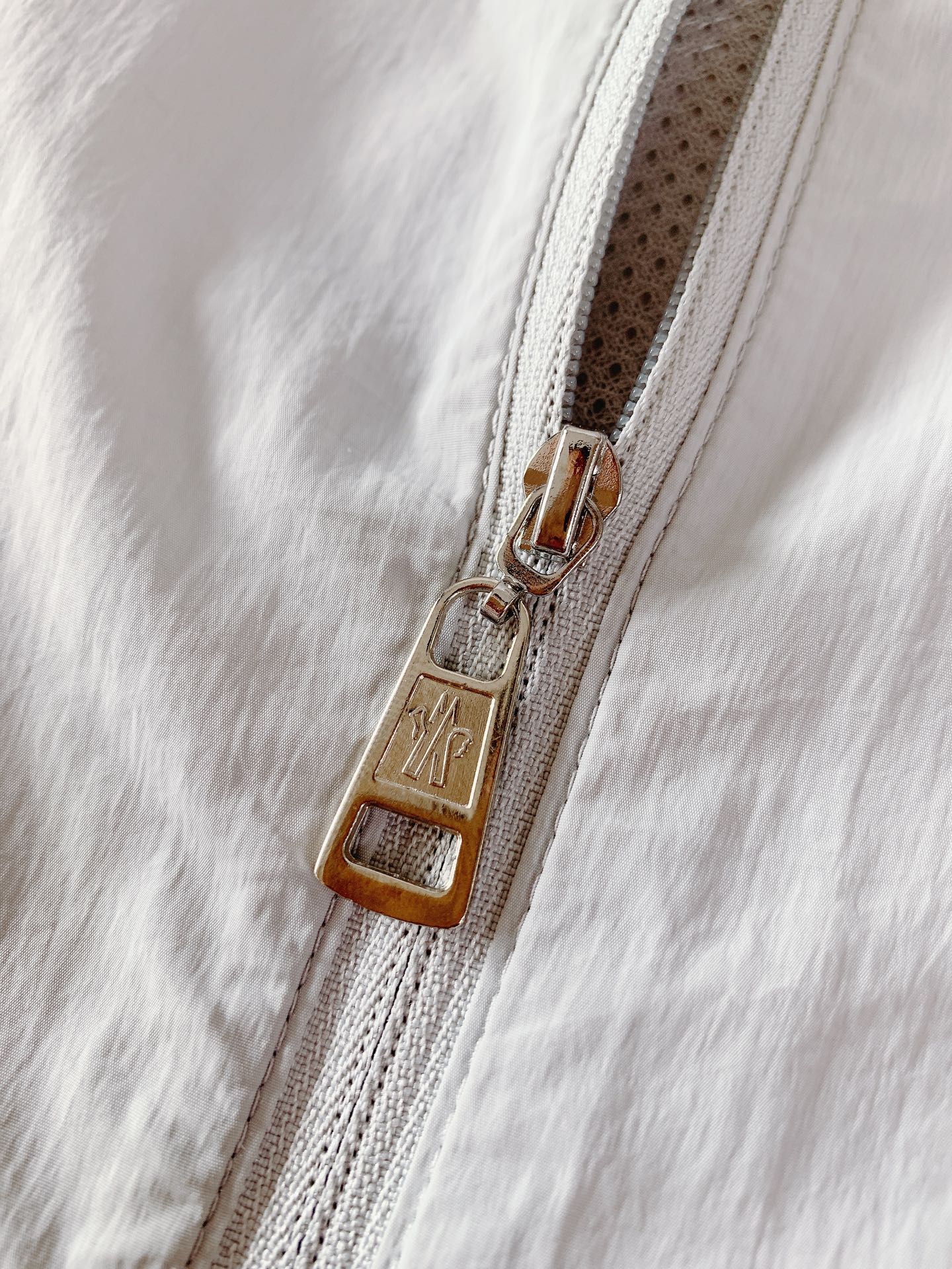 
Moncler 蒙口 2025SS春夏新品
休闲连帽防晒服。100%聚酯纤维面料!客供进口呢龙材质,质