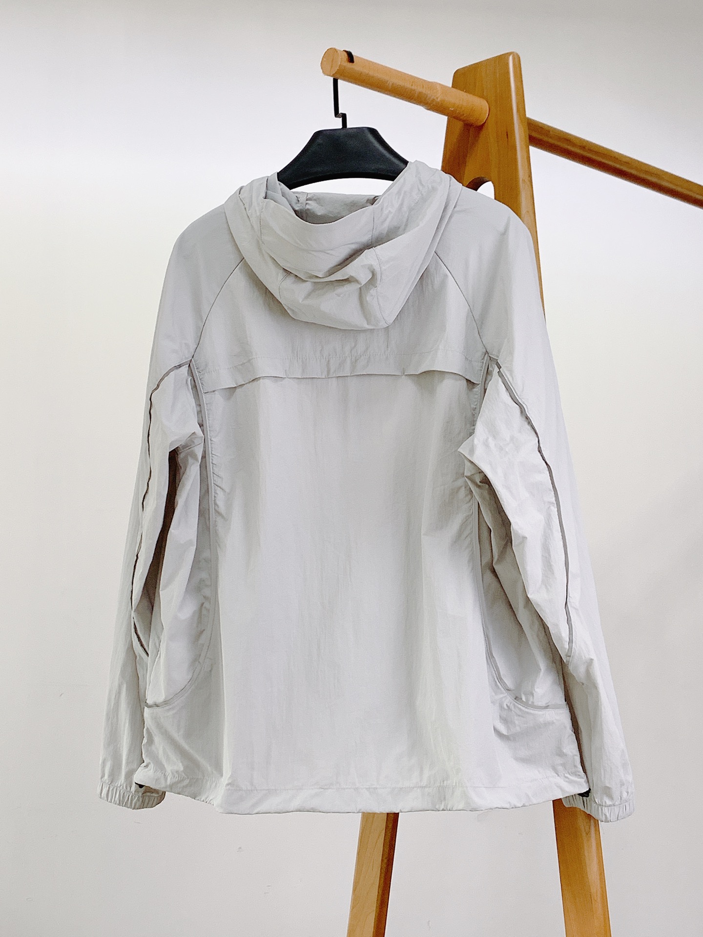 
Moncler 蒙口 2025SS春夏新品
休闲连帽防晒服。100%聚酯纤维面料!客供进口呢龙材质,质