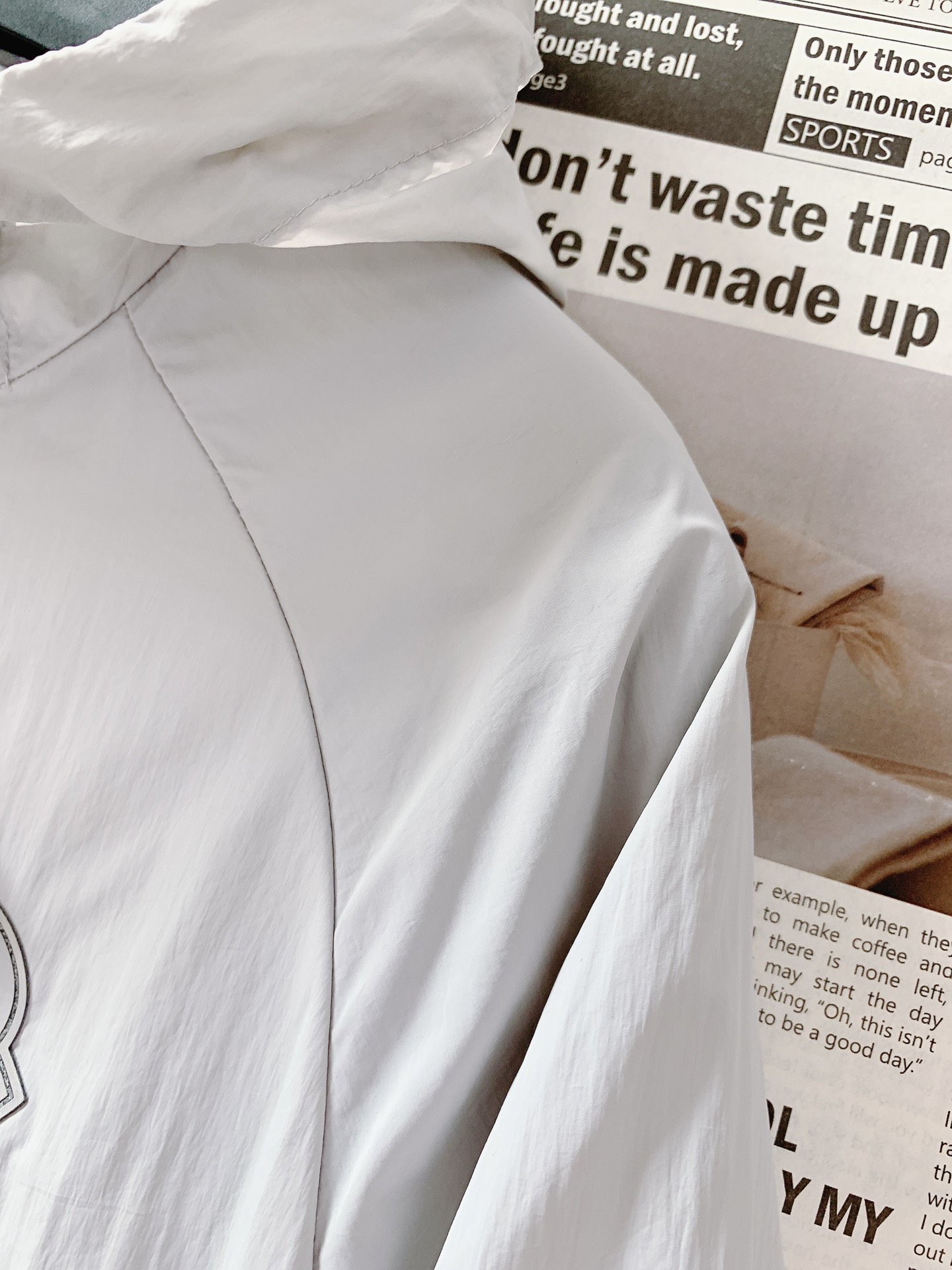 
Moncler 蒙口 2025SS春夏新品
休闲连帽防晒服。100%聚酯纤维面料!客供进口呢龙材质,质