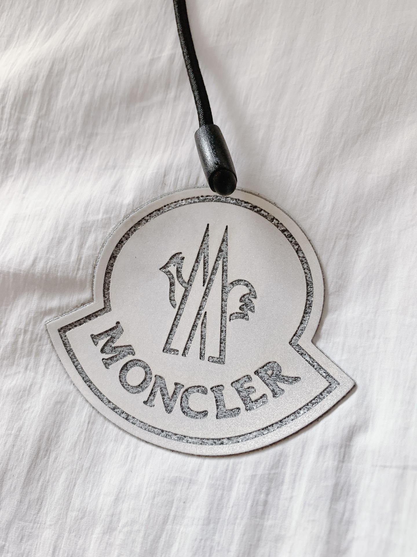
Moncler 蒙口 2025SS春夏新品
休闲连帽防晒服。100%聚酯纤维面料!客供进口呢龙材质,质