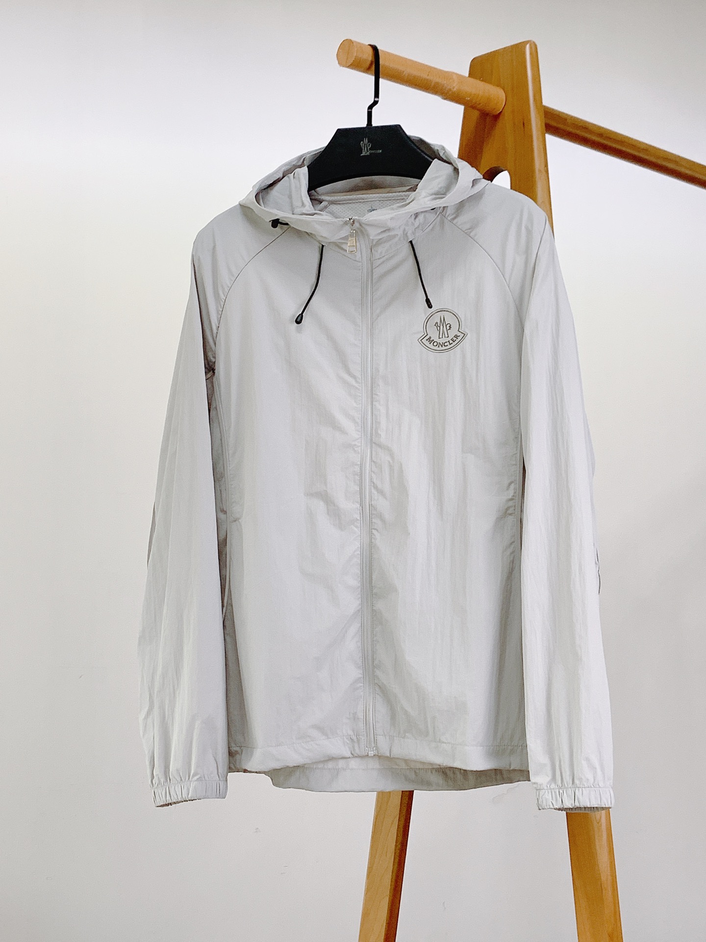 
Moncler 蒙口 2025SS春夏新品
休闲连帽防晒服。100%聚酯纤维面料!客供进口呢龙材质,质
