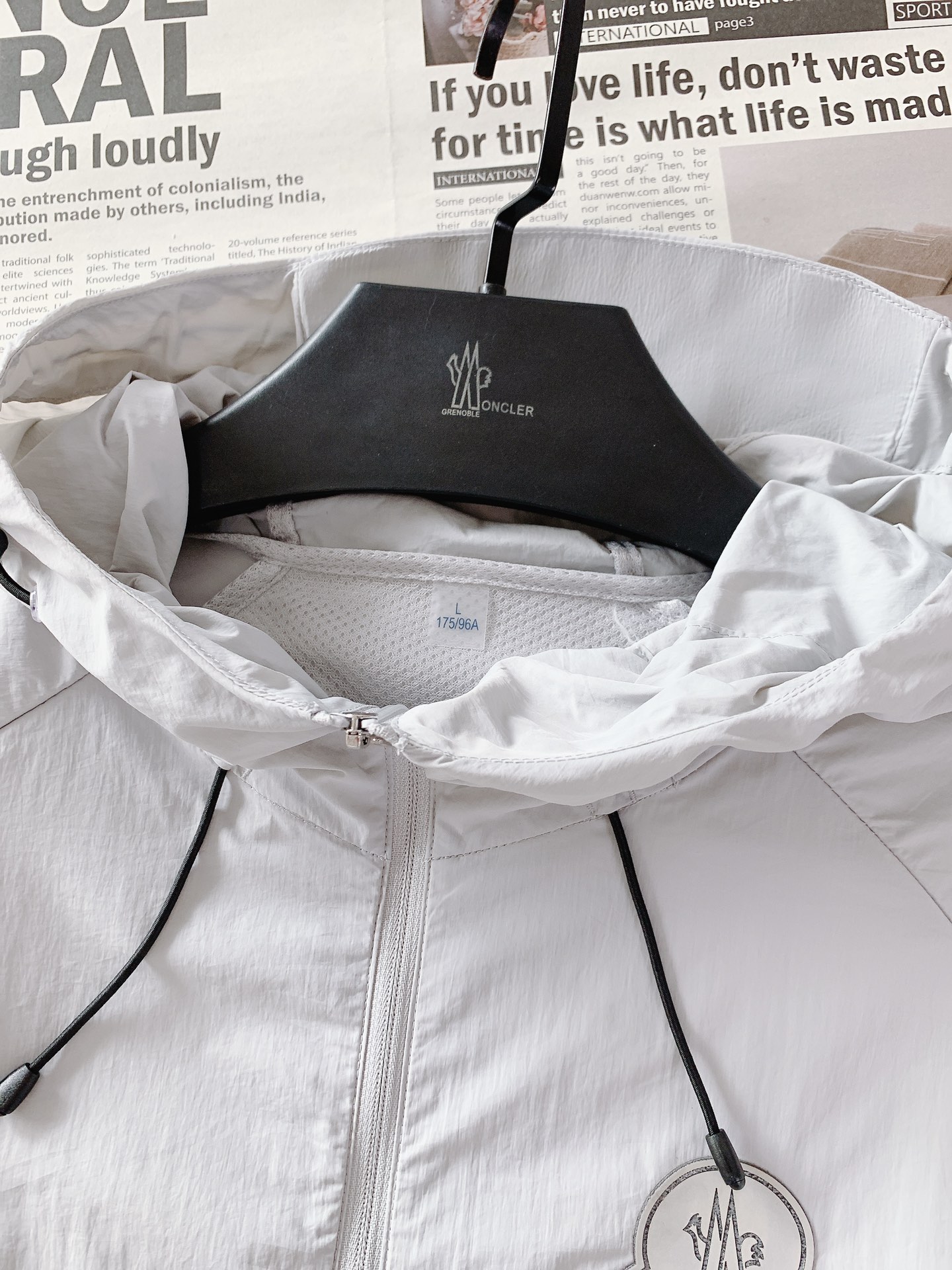 
Moncler 蒙口 2025SS春夏新品
休闲连帽防晒服。100%聚酯纤维面料!客供进口呢龙材质,质