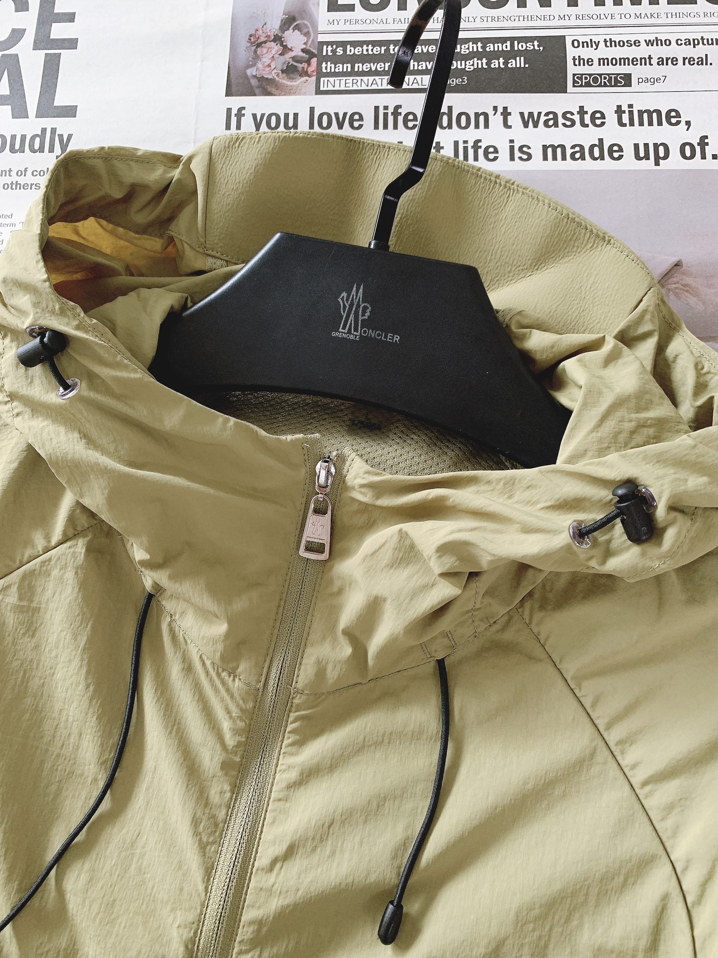 
Moncler 蒙口 2025SS春夏新品
休闲连帽防晒服。100%聚酯纤维面料!客供进口呢龙材质,质