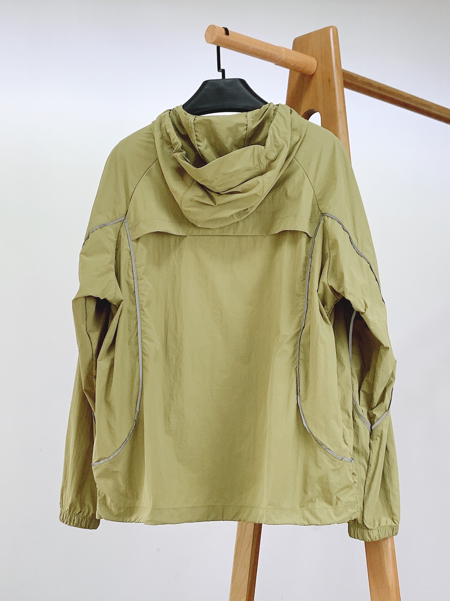 
Moncler 蒙口 2025SS春夏新品
休闲连帽防晒服。100%聚酯纤维面料!客供进口呢龙材质,质