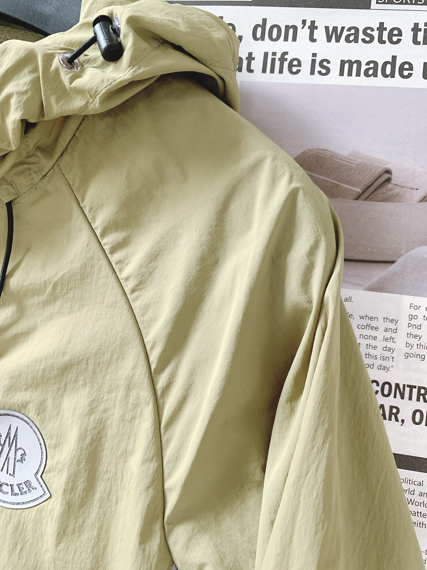 
Moncler 蒙口 2025SS春夏新品
休闲连帽防晒服。100%聚酯纤维面料!客供进口呢龙材质,质