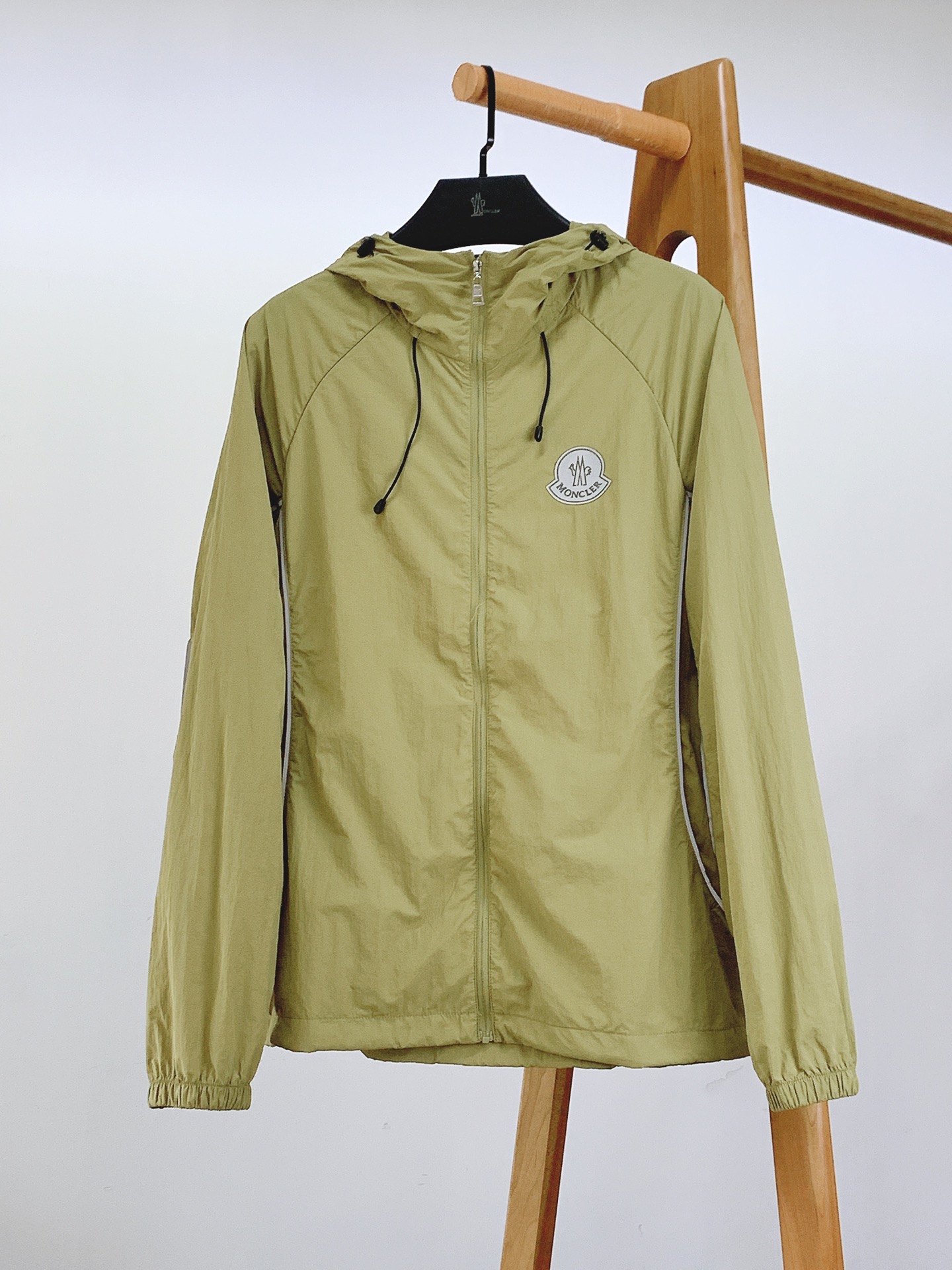 
Moncler 蒙口 2025SS春夏新品
休闲连帽防晒服。100%聚酯纤维面料!客供进口呢龙材质,质