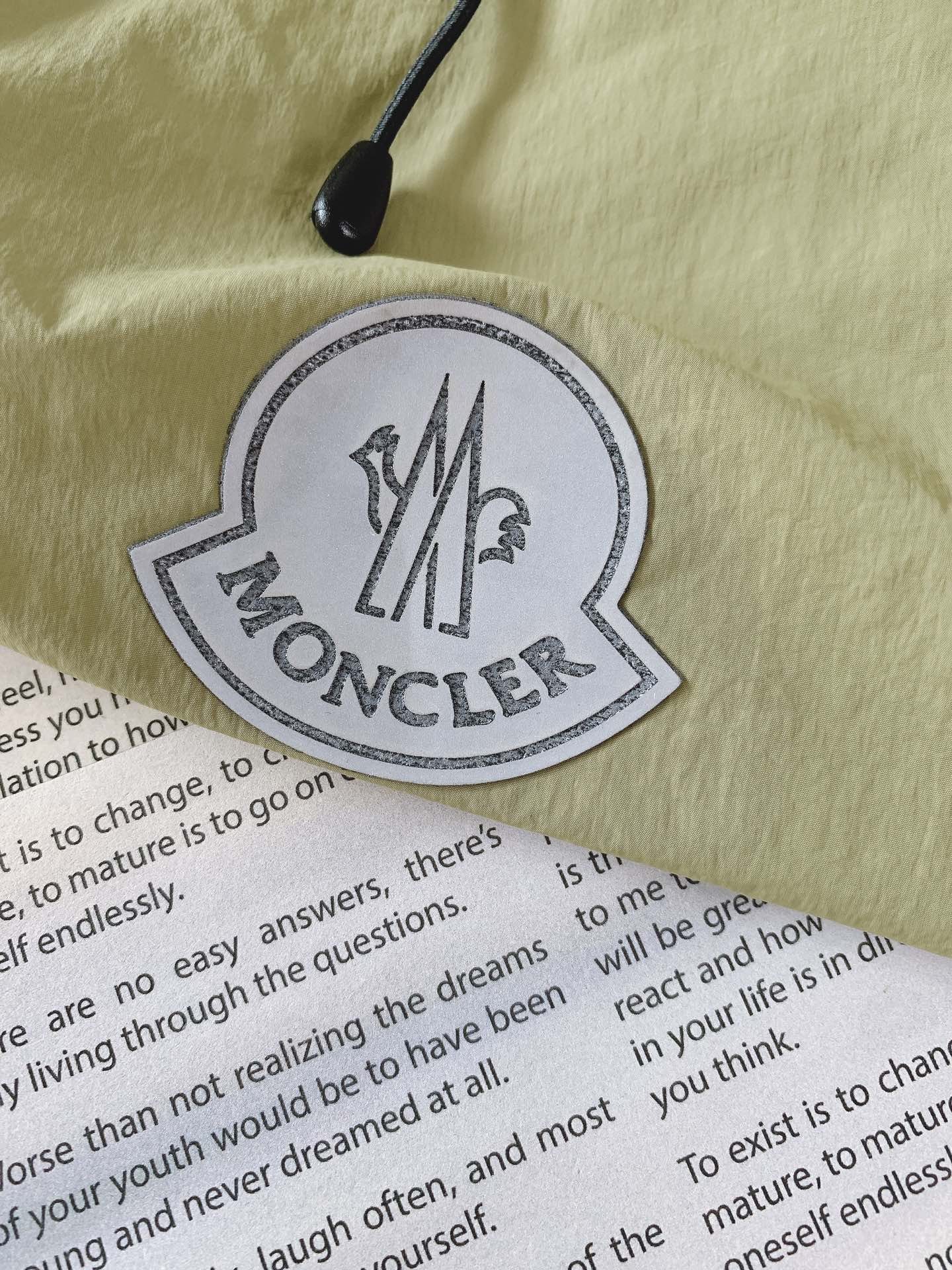 
Moncler 蒙口 2025SS春夏新品
休闲连帽防晒服。100%聚酯纤维面料!客供进口呢龙材质,质