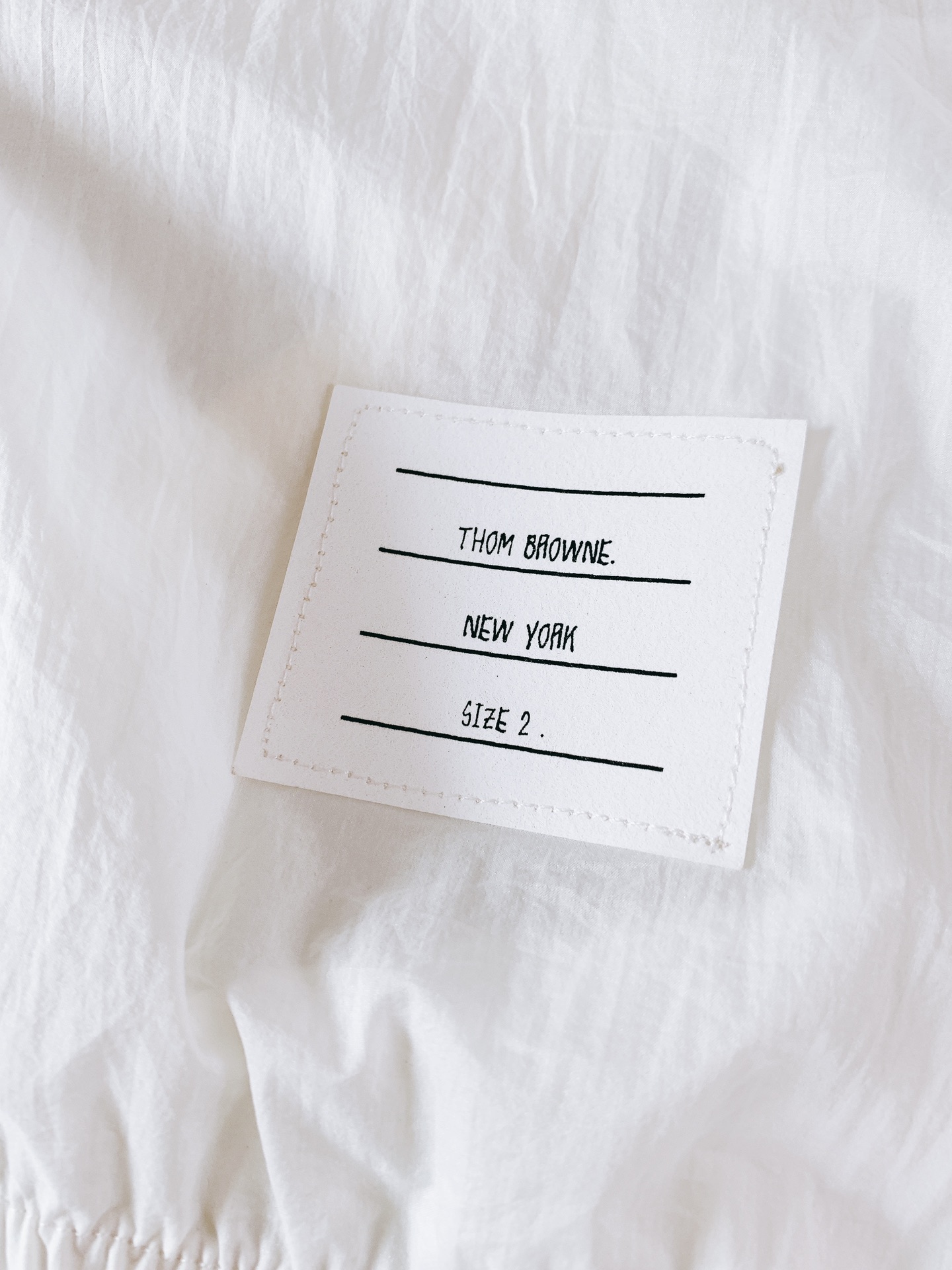 
Thom Browne 汤姆·布朗 2025SS春夏新品
休闲连帽防晒服。100%聚酯纤维面料!客供进