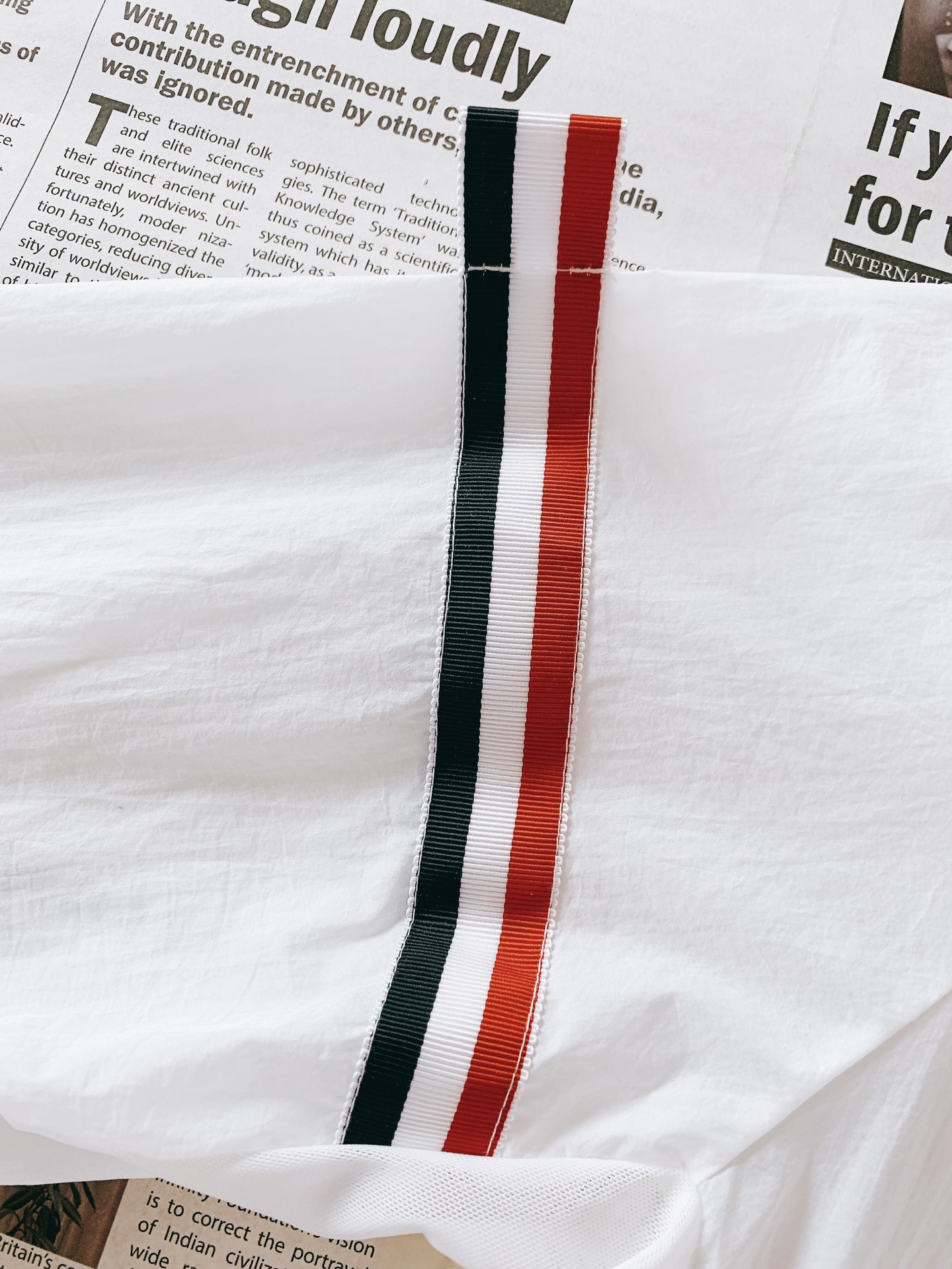 
Thom Browne 汤姆·布朗 2025SS春夏新品
休闲连帽防晒服。100%聚酯纤维面料!客供进