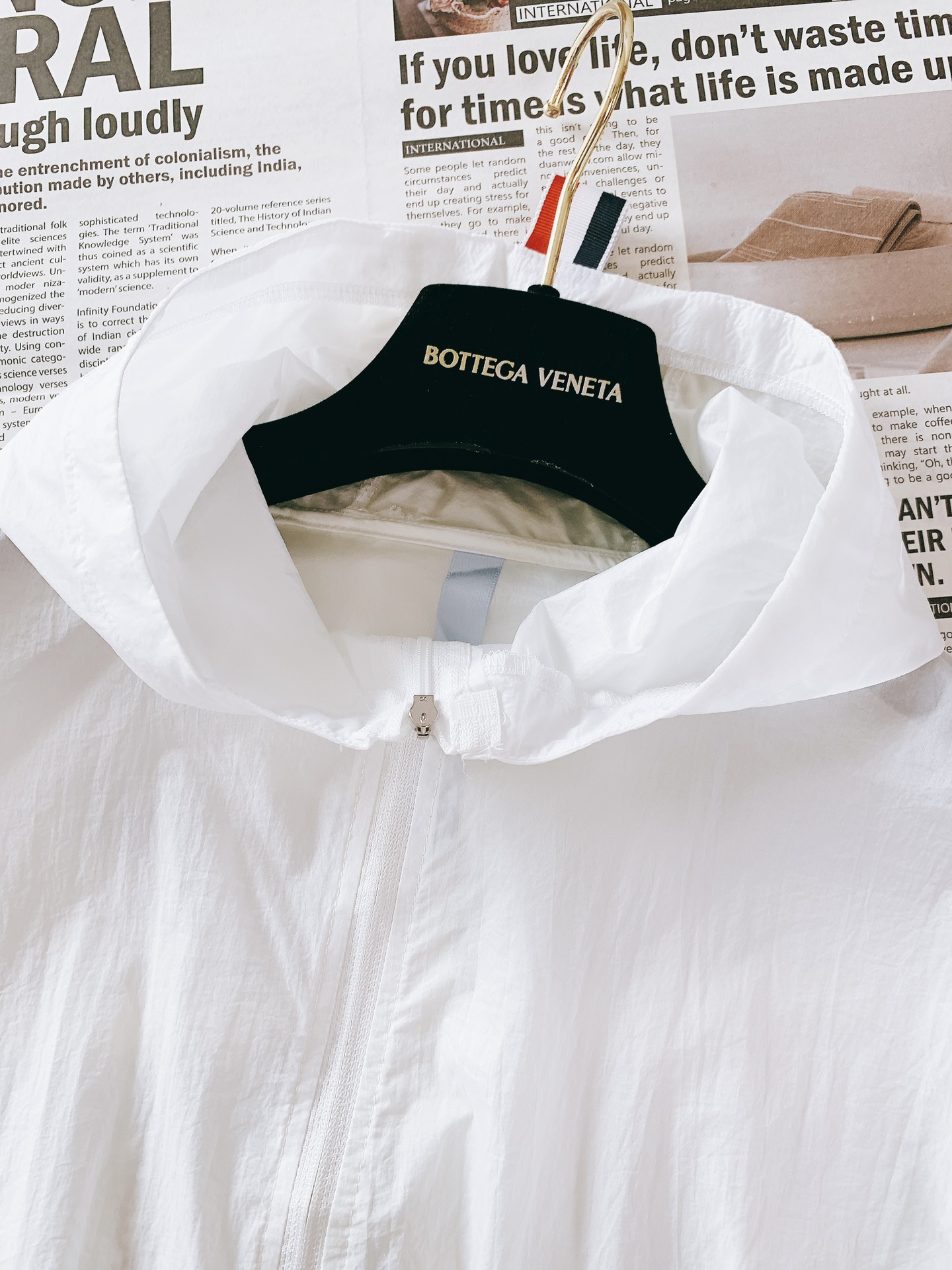 
Thom Browne 汤姆·布朗 2025SS春夏新品
休闲连帽防晒服。100%聚酯纤维面料!客供进