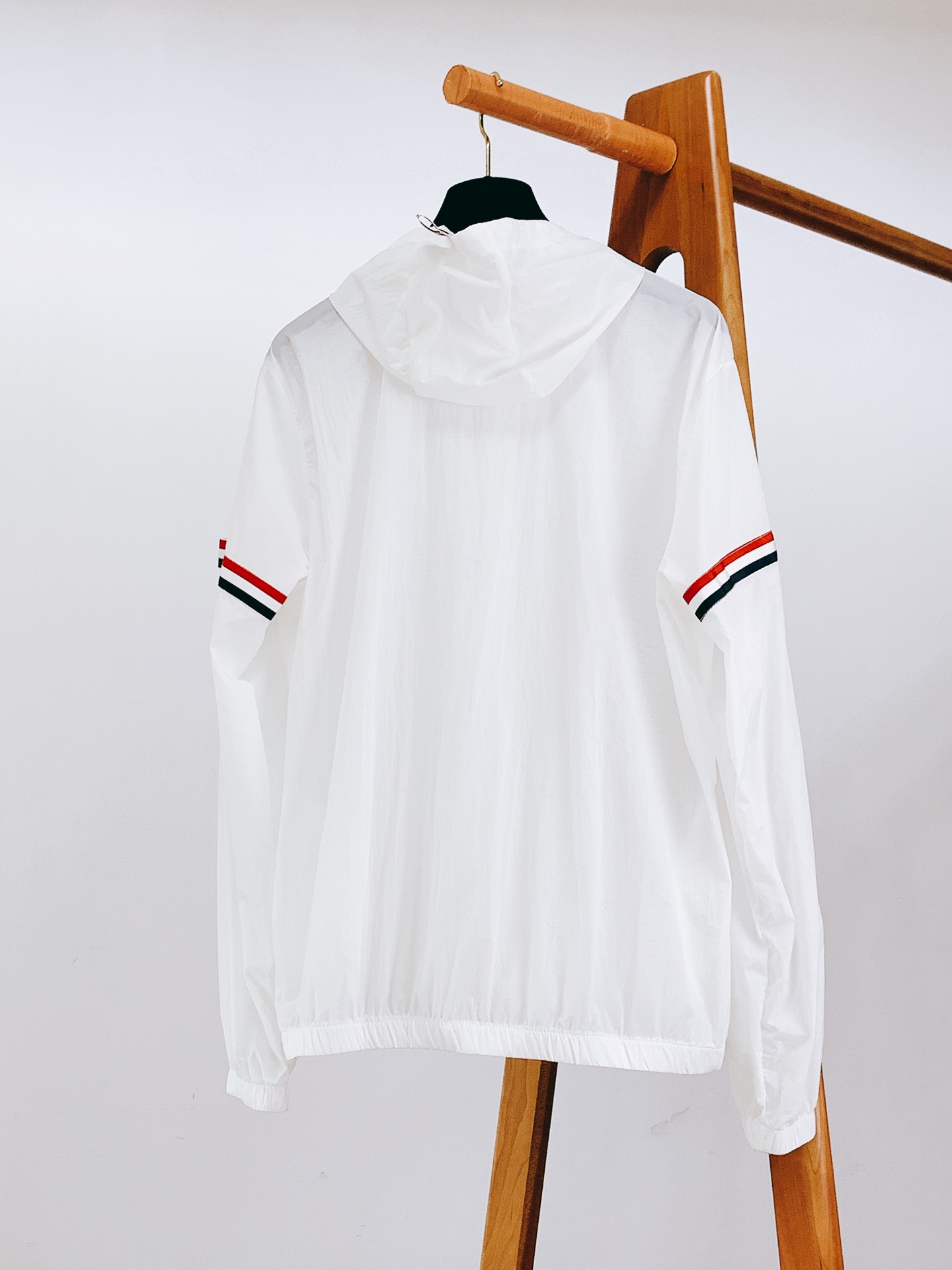 
Thom Browne 汤姆·布朗 2025SS春夏新品
休闲连帽防晒服。100%聚酯纤维面料!客供进