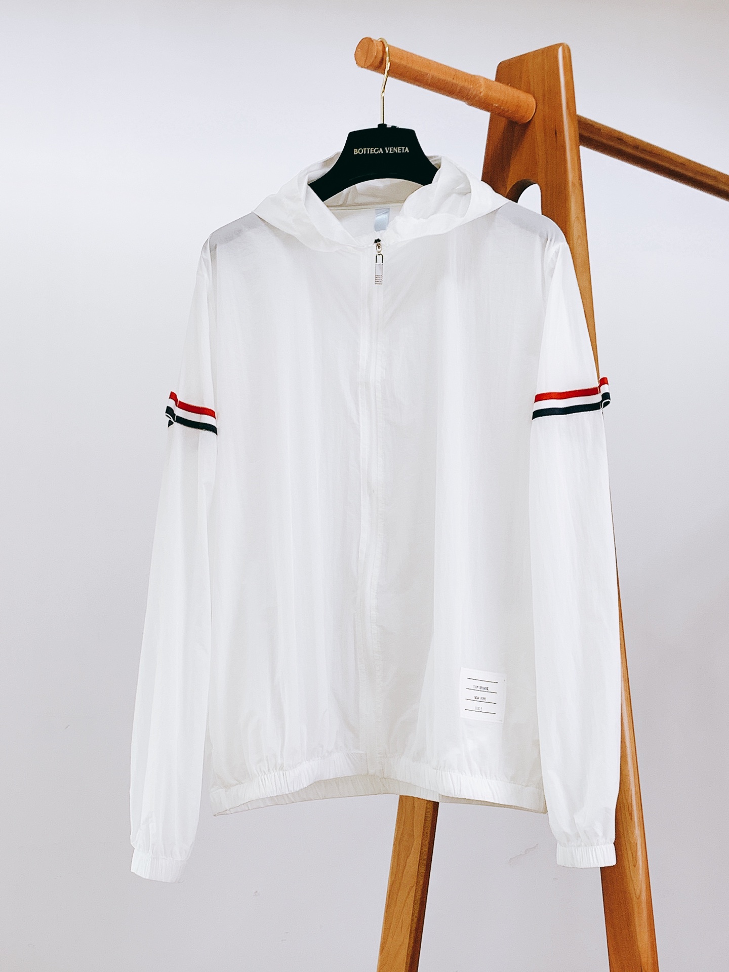 
Thom Browne 汤姆·布朗 2025SS春夏新品
休闲连帽防晒服。100%聚酯纤维面料!客供进