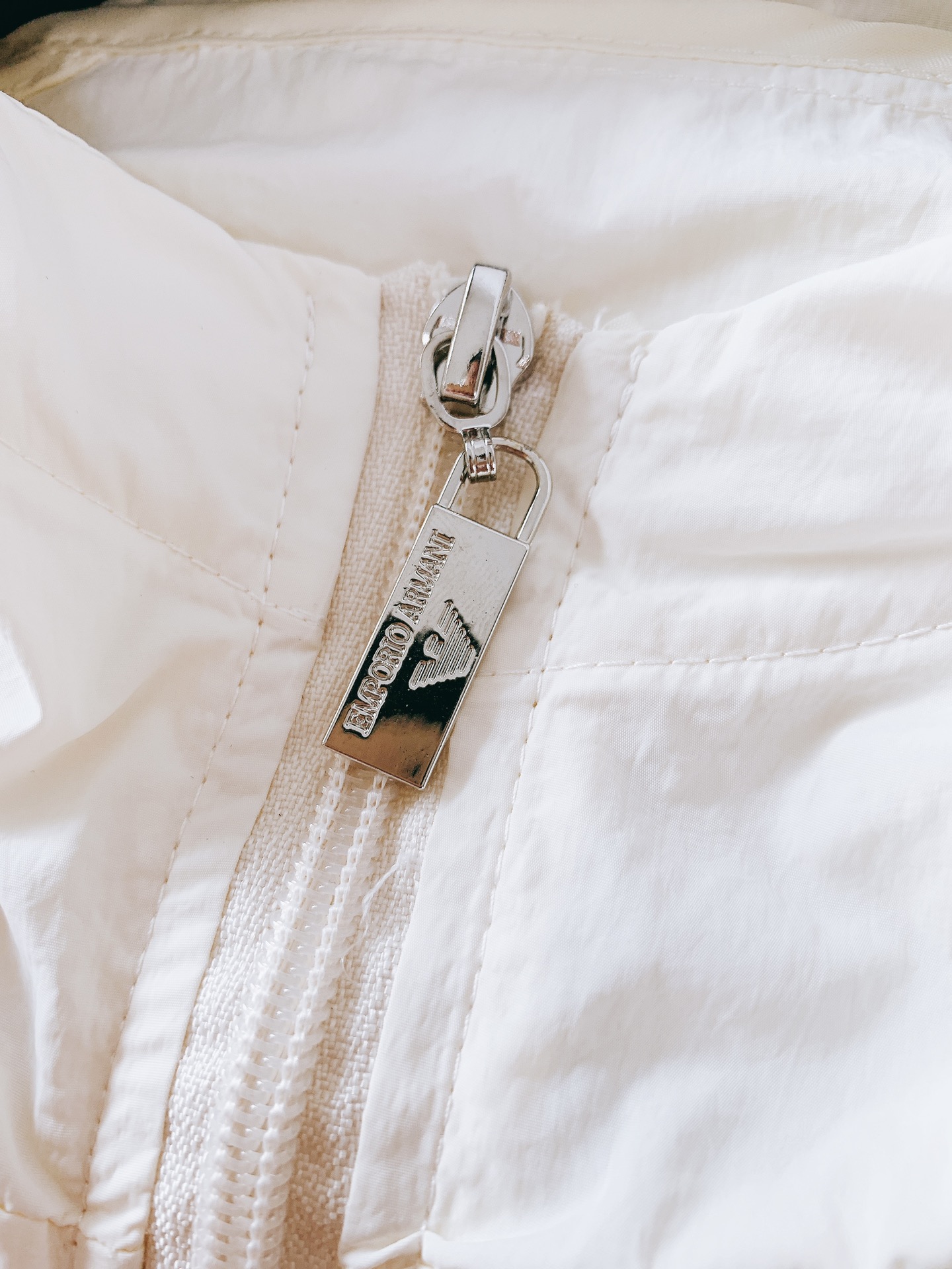 
EmPorio Armani 阿玛尼 2025SS春夏新品
休闲连帽防晒服。100%聚酯纤维面料!客供