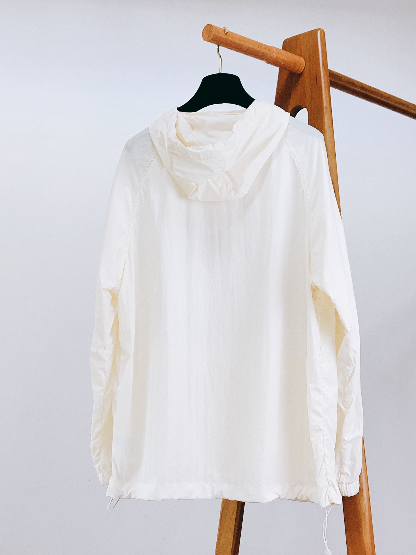 
EmPorio Armani 阿玛尼 2025SS春夏新品
休闲连帽防晒服。100%聚酯纤维面料!客供