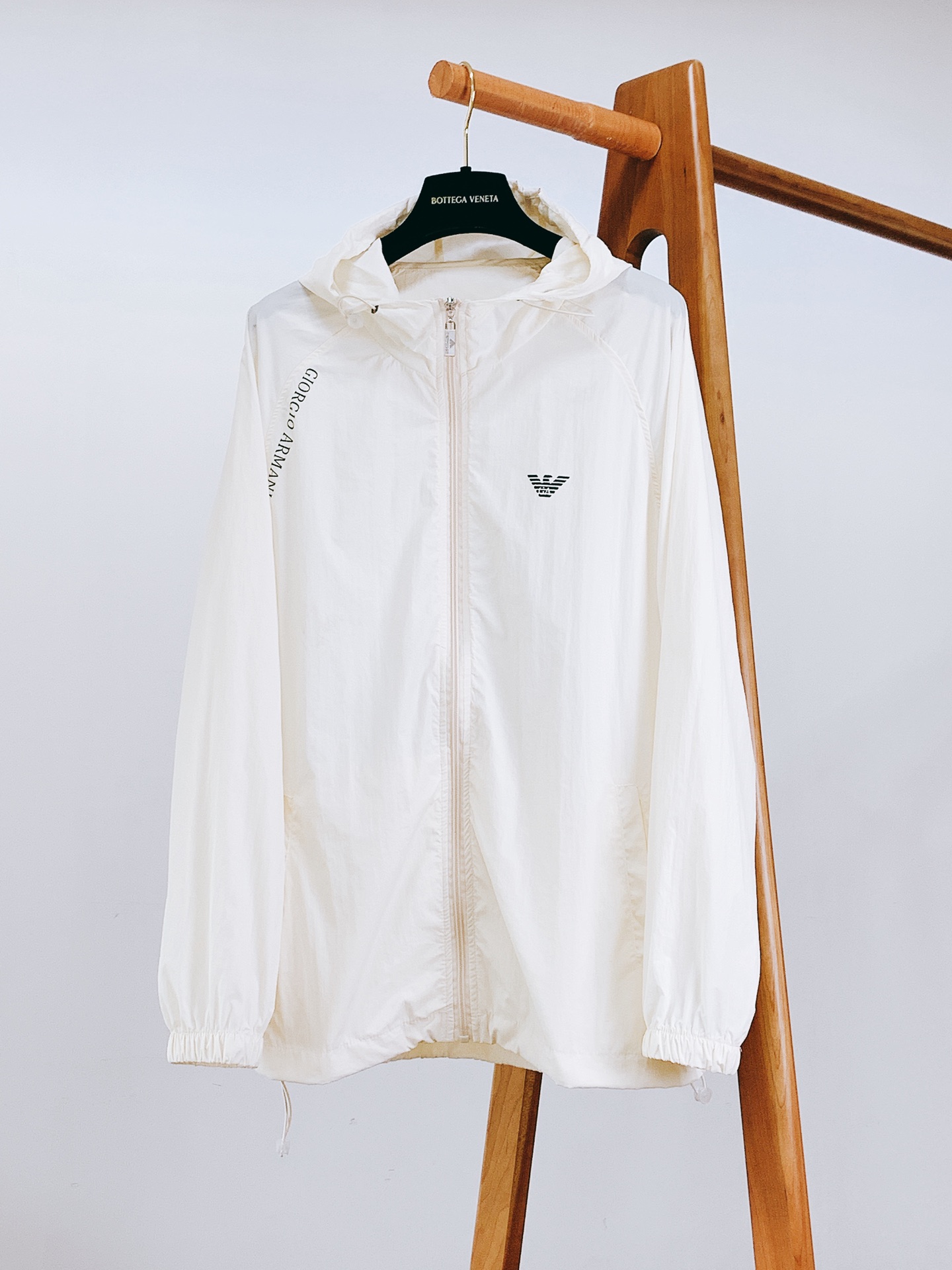 
EmPorio Armani 阿玛尼 2025SS春夏新品
休闲连帽防晒服。100%聚酯纤维面料!客供