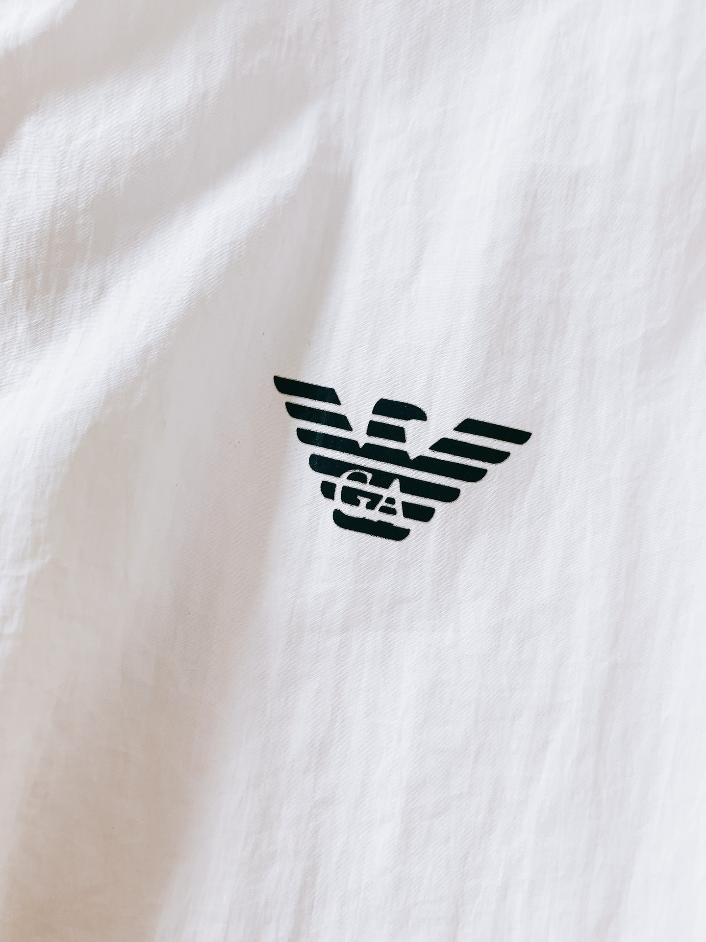 
EmPorio Armani 阿玛尼 2025SS春夏新品
休闲连帽防晒服。100%聚酯纤维面料!客供