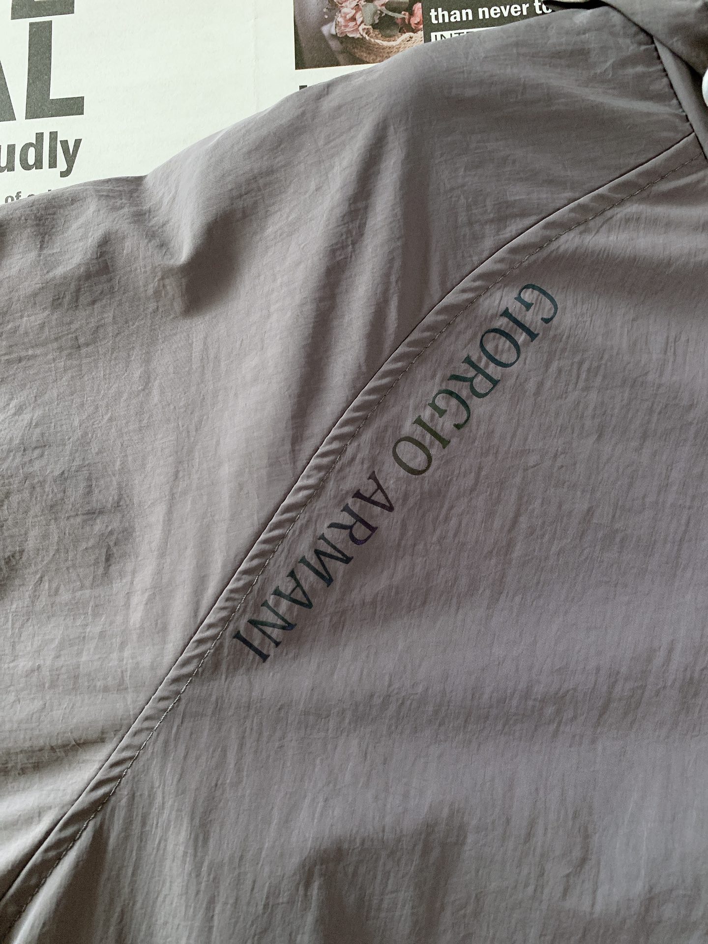 
EmPorio Armani 阿玛尼 2025SS春夏新品
休闲连帽防晒服。100%聚酯纤维面料!客供