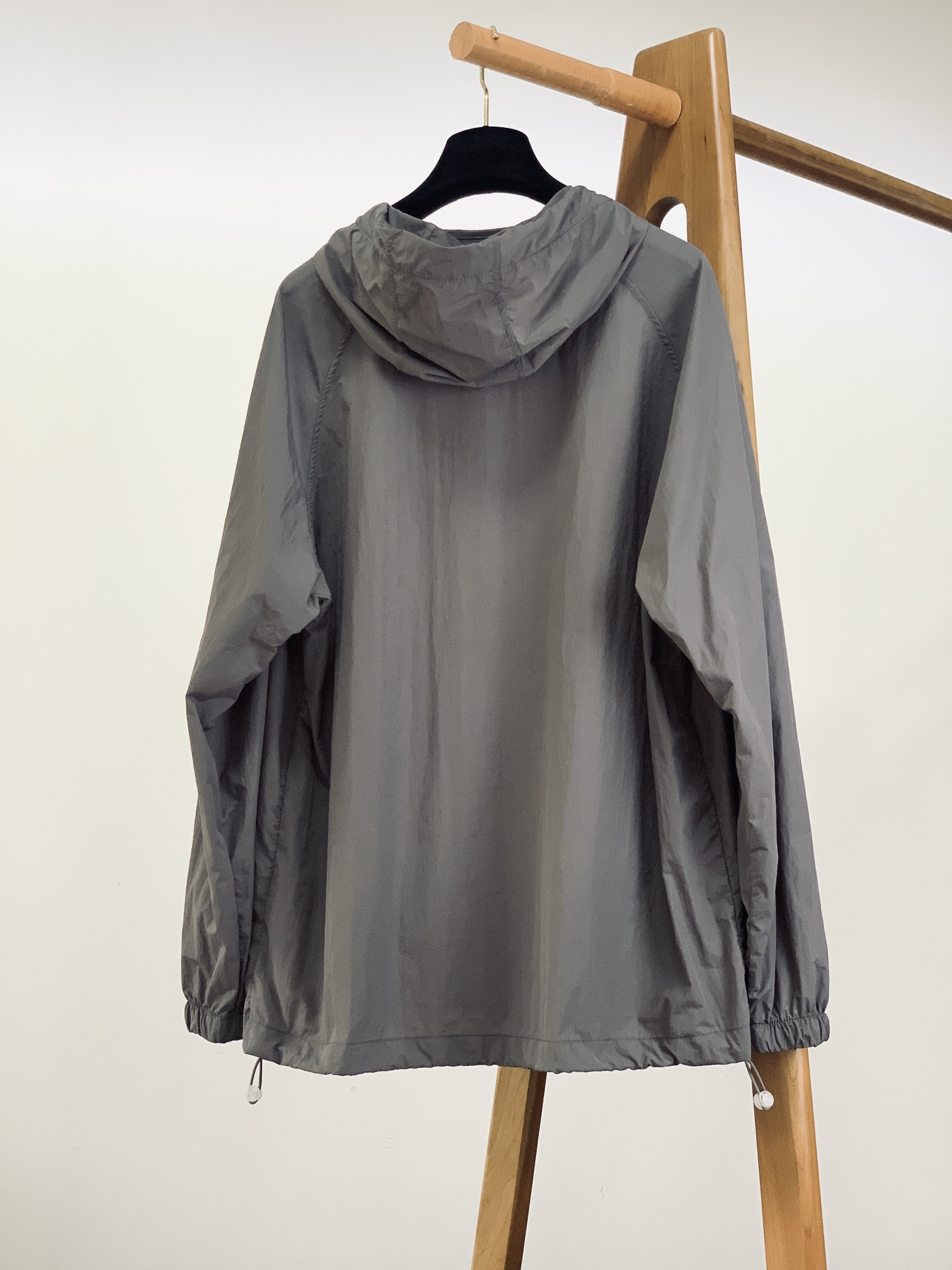 
EmPorio Armani 阿玛尼 2025SS春夏新品
休闲连帽防晒服。100%聚酯纤维面料!客供