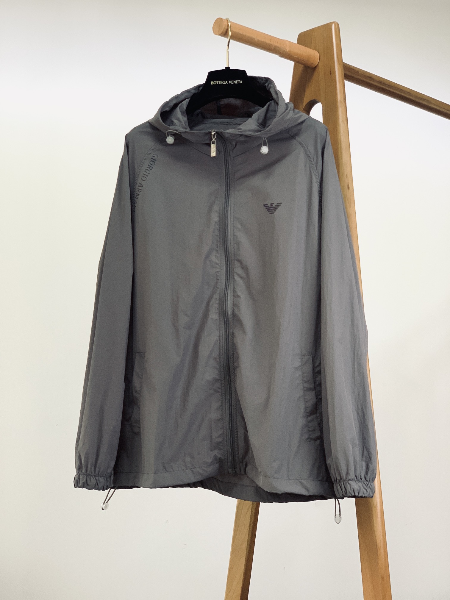 
EmPorio Armani 阿玛尼 2025SS春夏新品
休闲连帽防晒服。100%聚酯纤维面料!客供