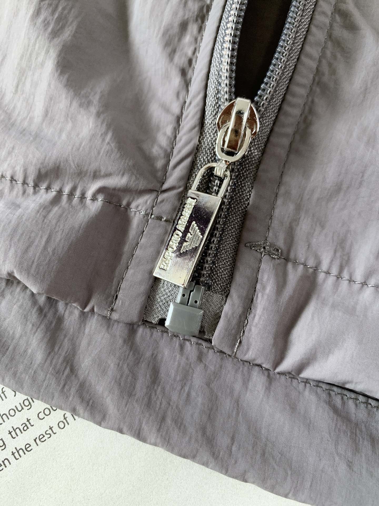 
EmPorio Armani 阿玛尼 2025SS春夏新品
休闲连帽防晒服。100%聚酯纤维面料!客供