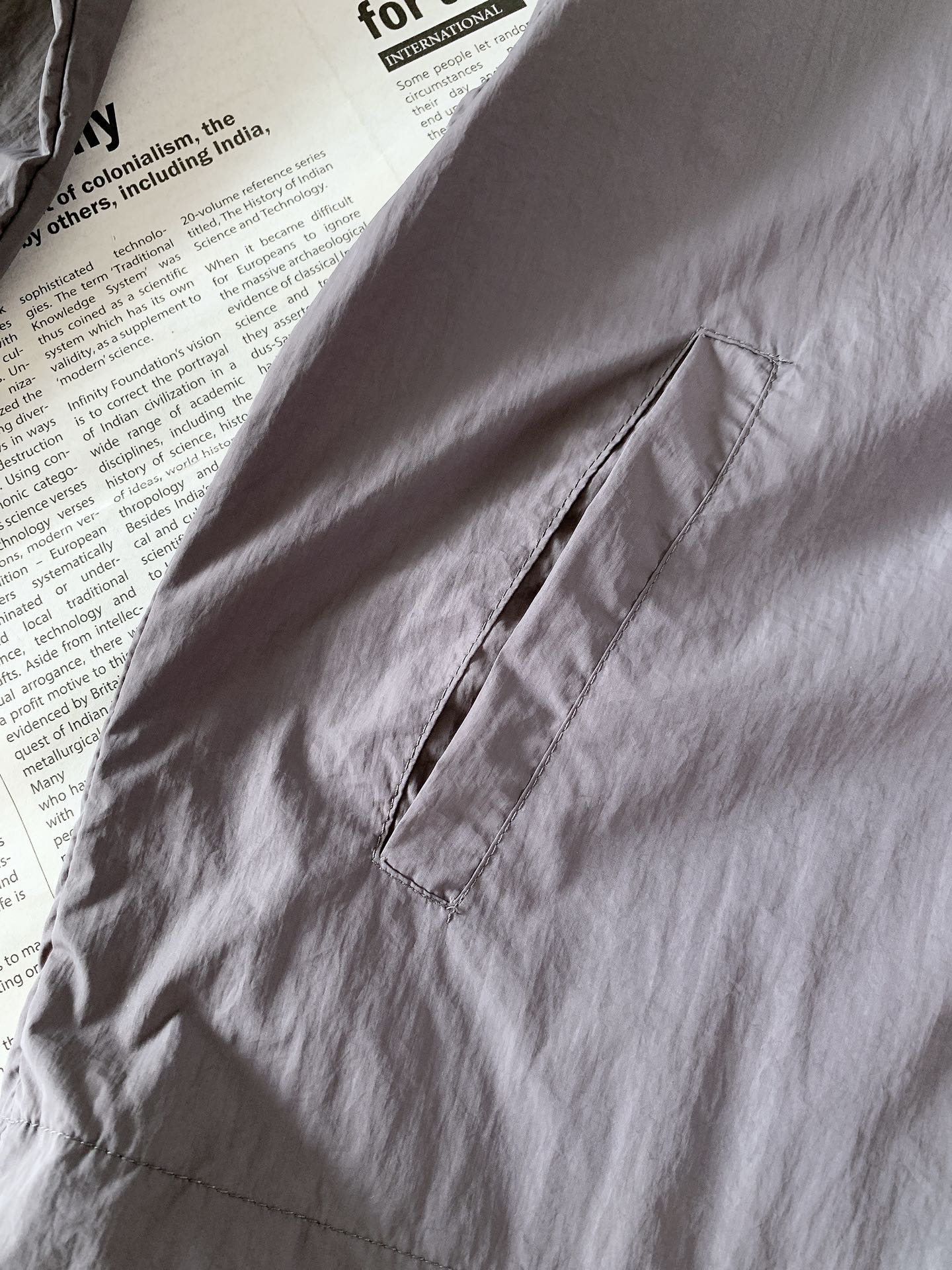
EmPorio Armani 阿玛尼 2025SS春夏新品
休闲连帽防晒服。100%聚酯纤维面料!客供