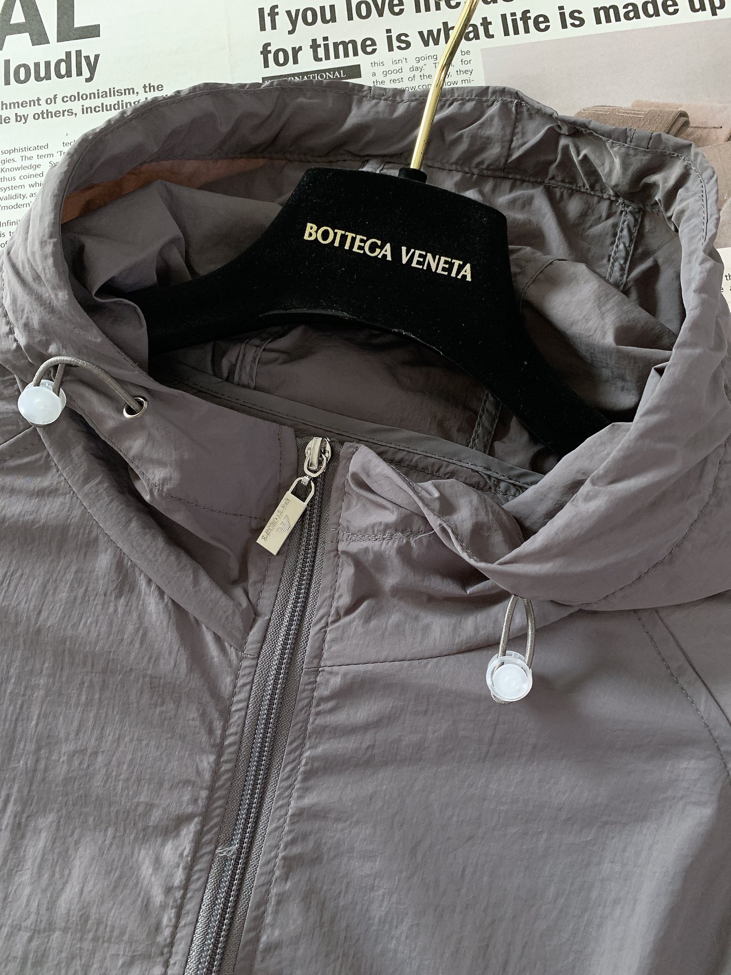 
EmPorio Armani 阿玛尼 2025SS春夏新品
休闲连帽防晒服。100%聚酯纤维面料!客供