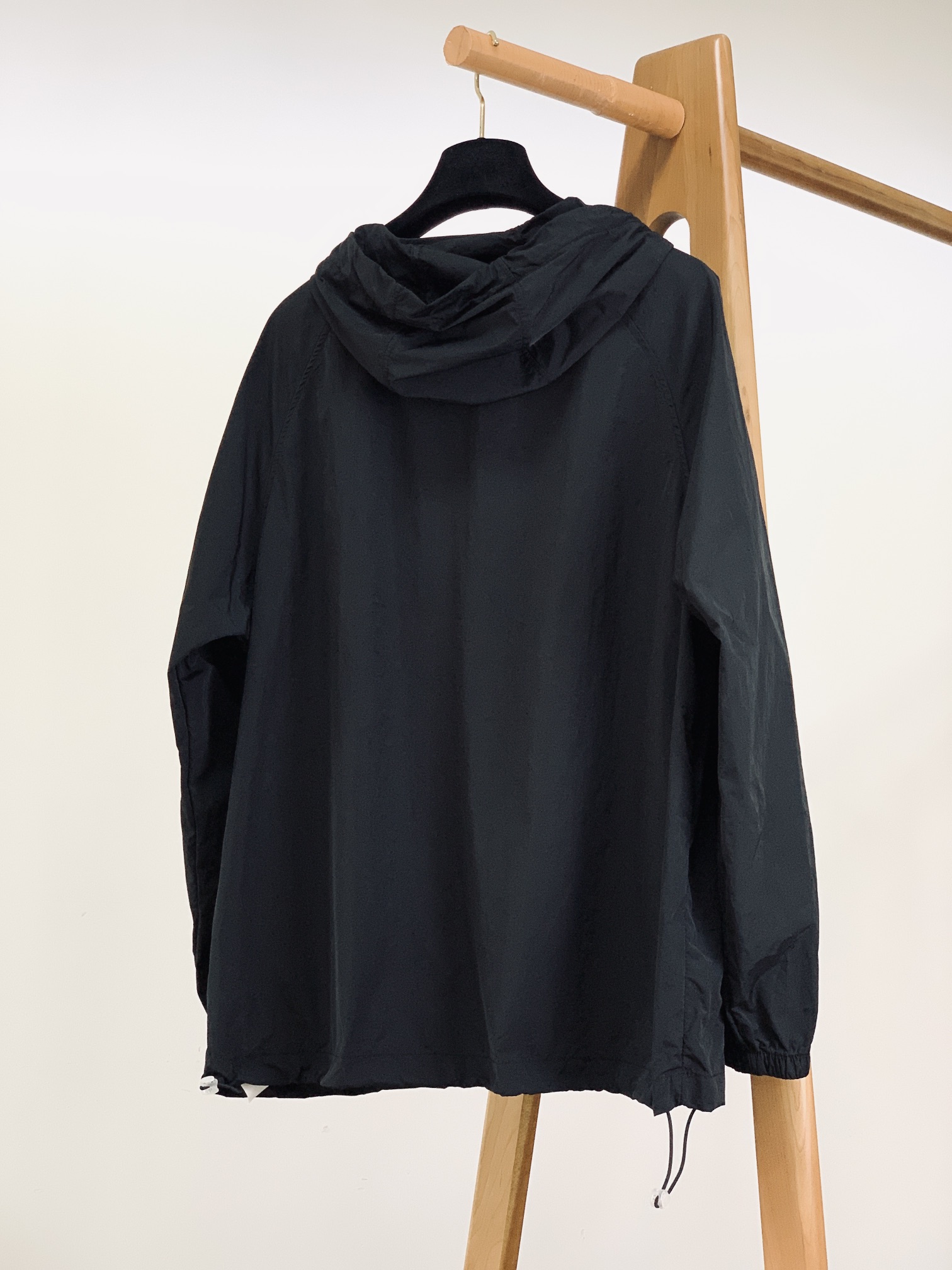 
EmPorio Armani 阿玛尼 2025SS春夏新品
休闲连帽防晒服。100%聚酯纤维面料!客供