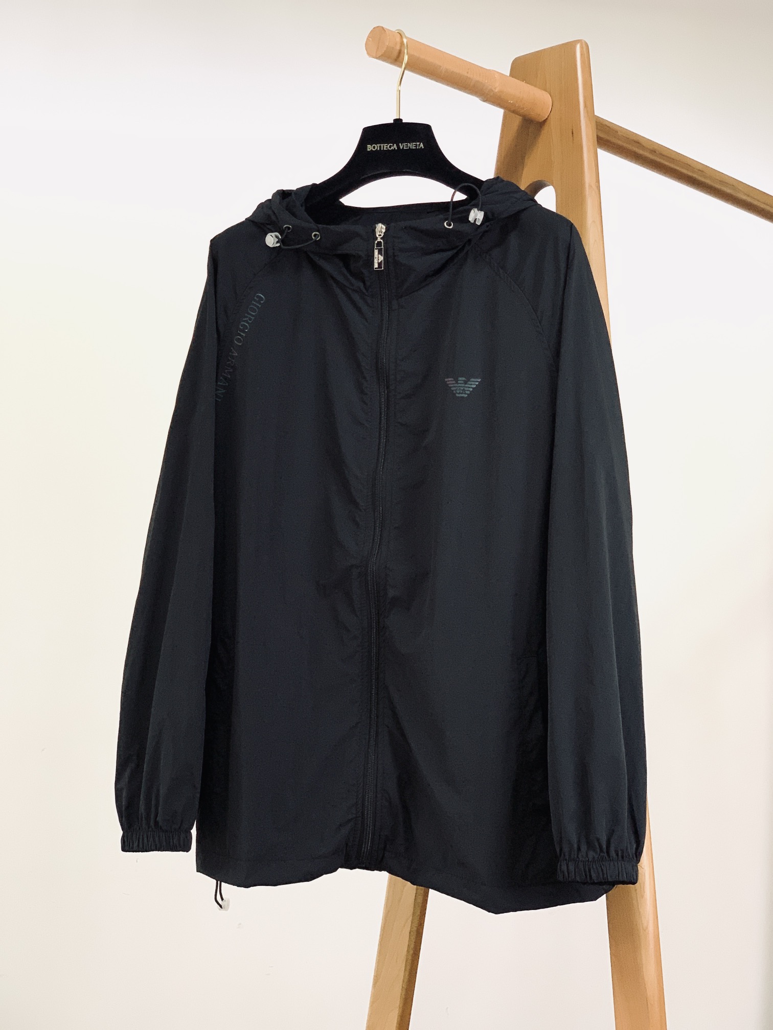
EmPorio Armani 阿玛尼 2025SS春夏新品
休闲连帽防晒服。100%聚酯纤维面料!客供
