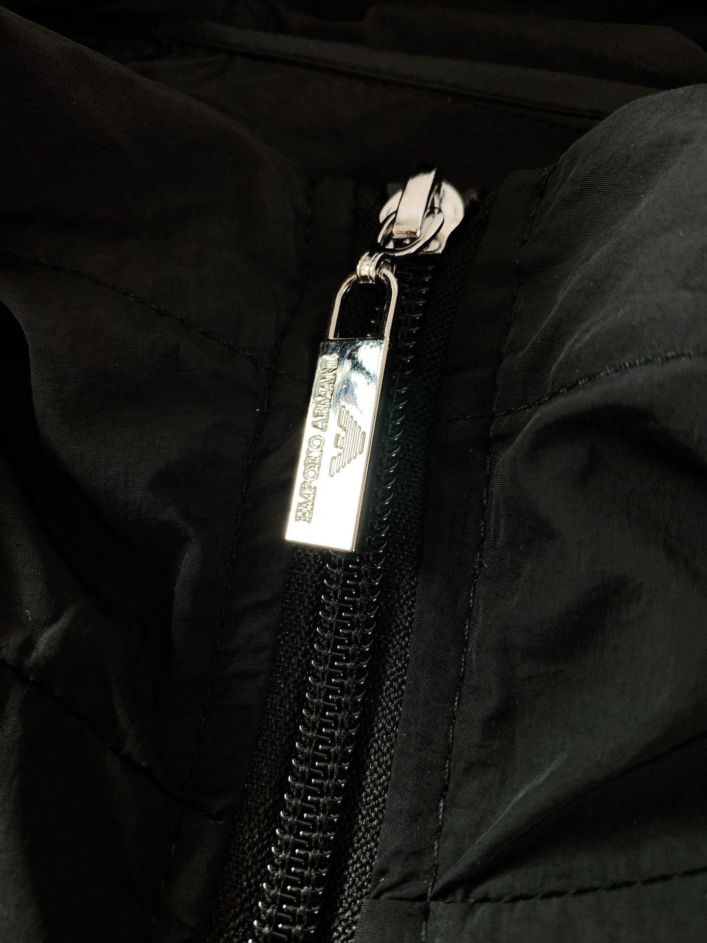 
EmPorio Armani 阿玛尼 2025SS春夏新品
休闲连帽防晒服。100%聚酯纤维面料!客供