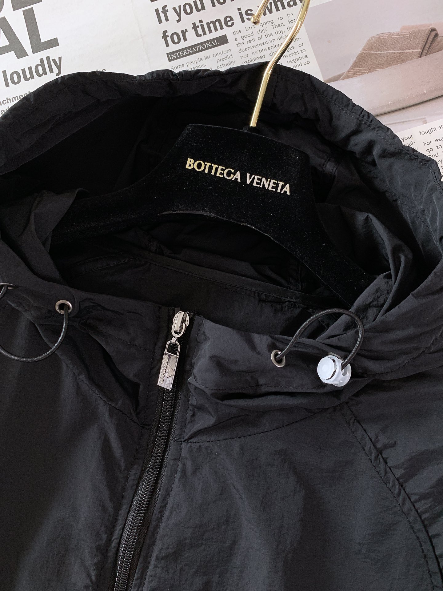 
EmPorio Armani 阿玛尼 2025SS春夏新品
休闲连帽防晒服。100%聚酯纤维面料!客供