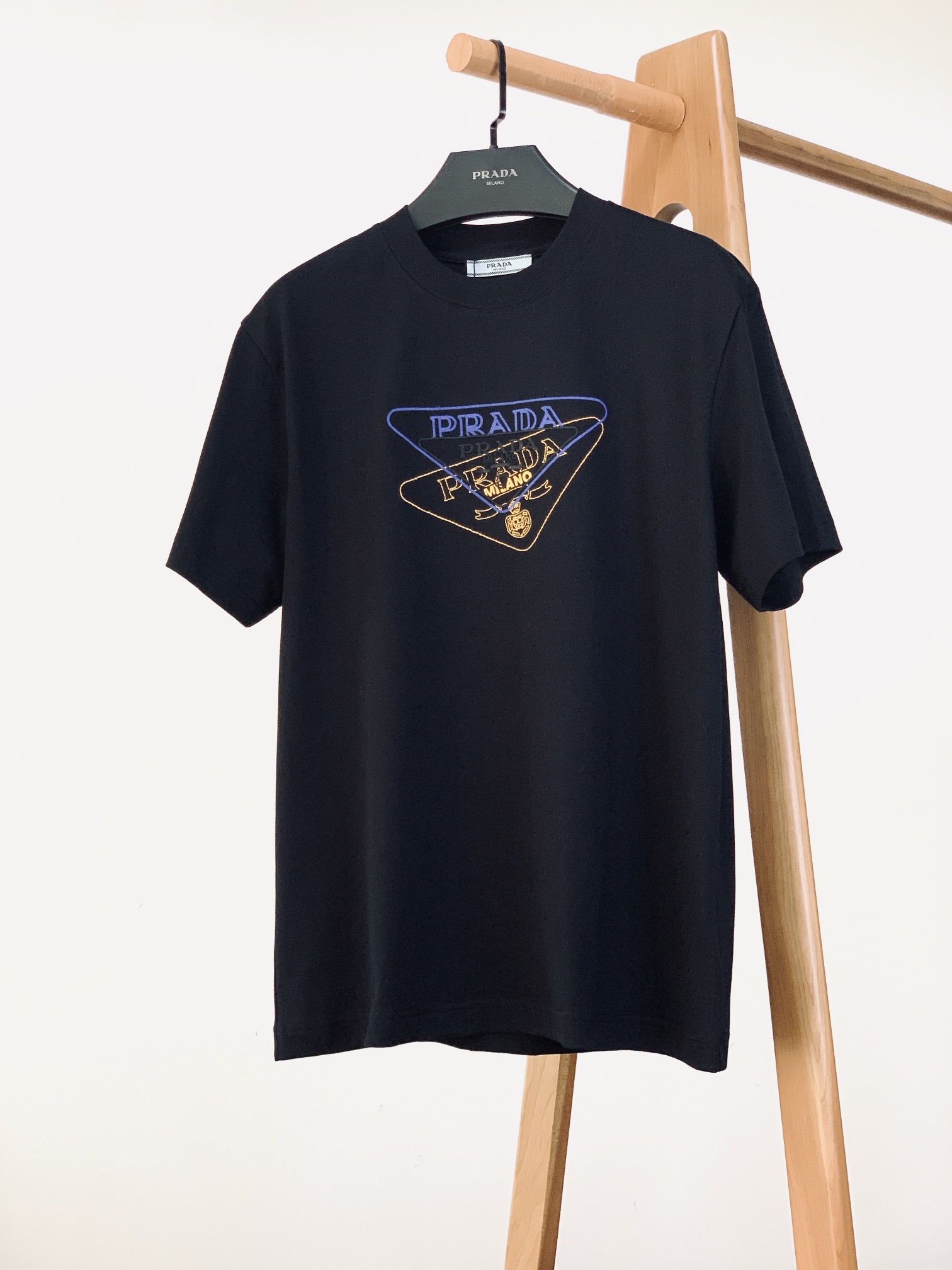 
Prada 普拉达 2025SS春夏新品 
三角刺绣徽标T恤。甄选高支纯棉打造，胸前叠层三角徽标太吸睛