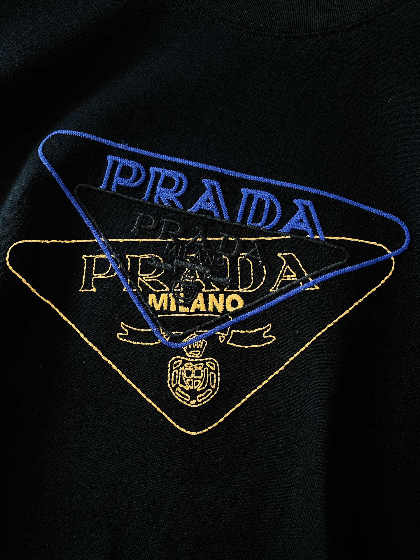 
Prada 普拉达 2025SS春夏新品 
三角刺绣徽标T恤。甄选高支纯棉打造，胸前叠层三角徽标太吸睛