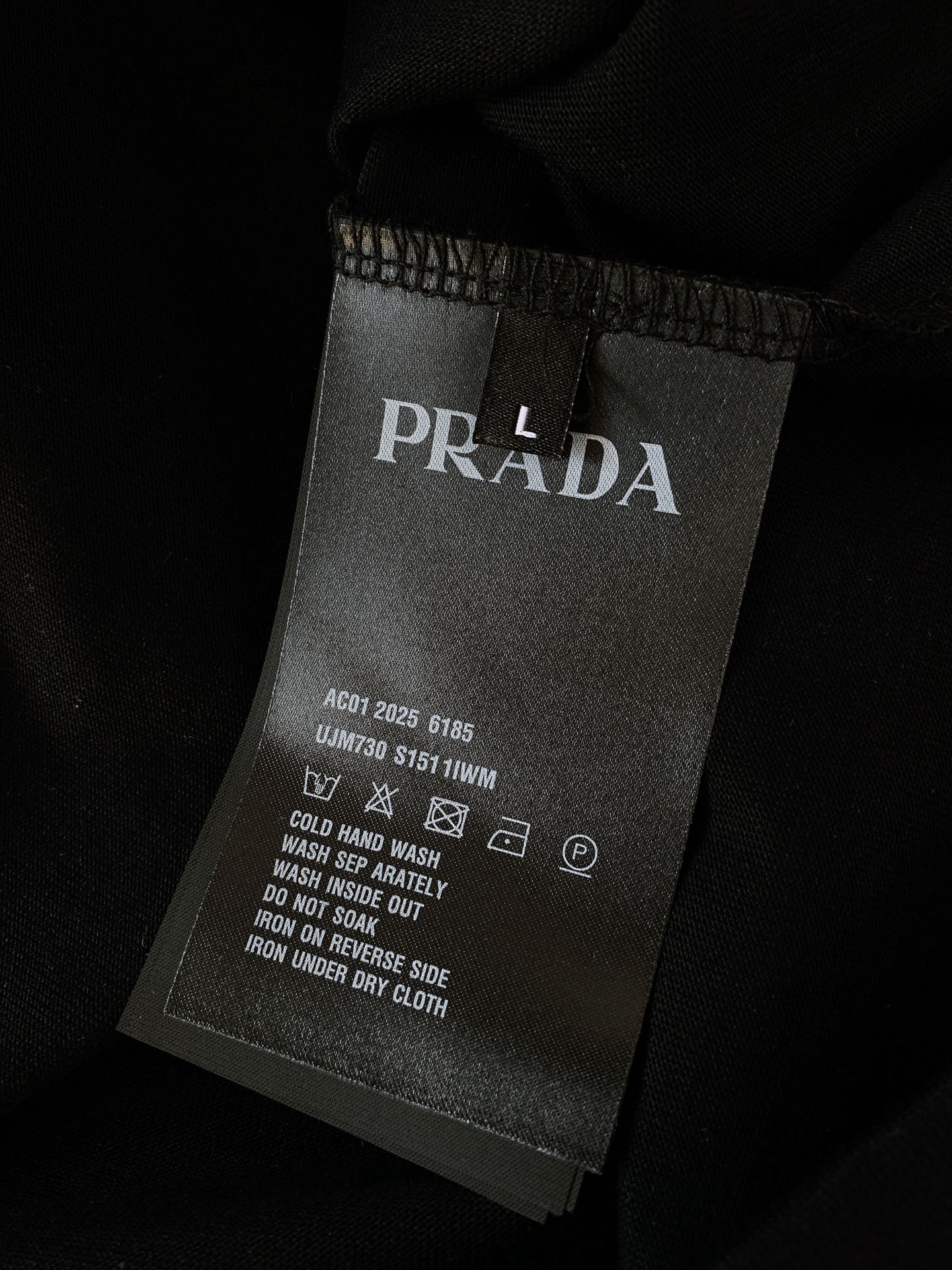 
Prada 普拉达 2025SS春夏新品 
三角刺绣徽标T恤。甄选高支纯棉打造，胸前叠层三角徽标太吸睛