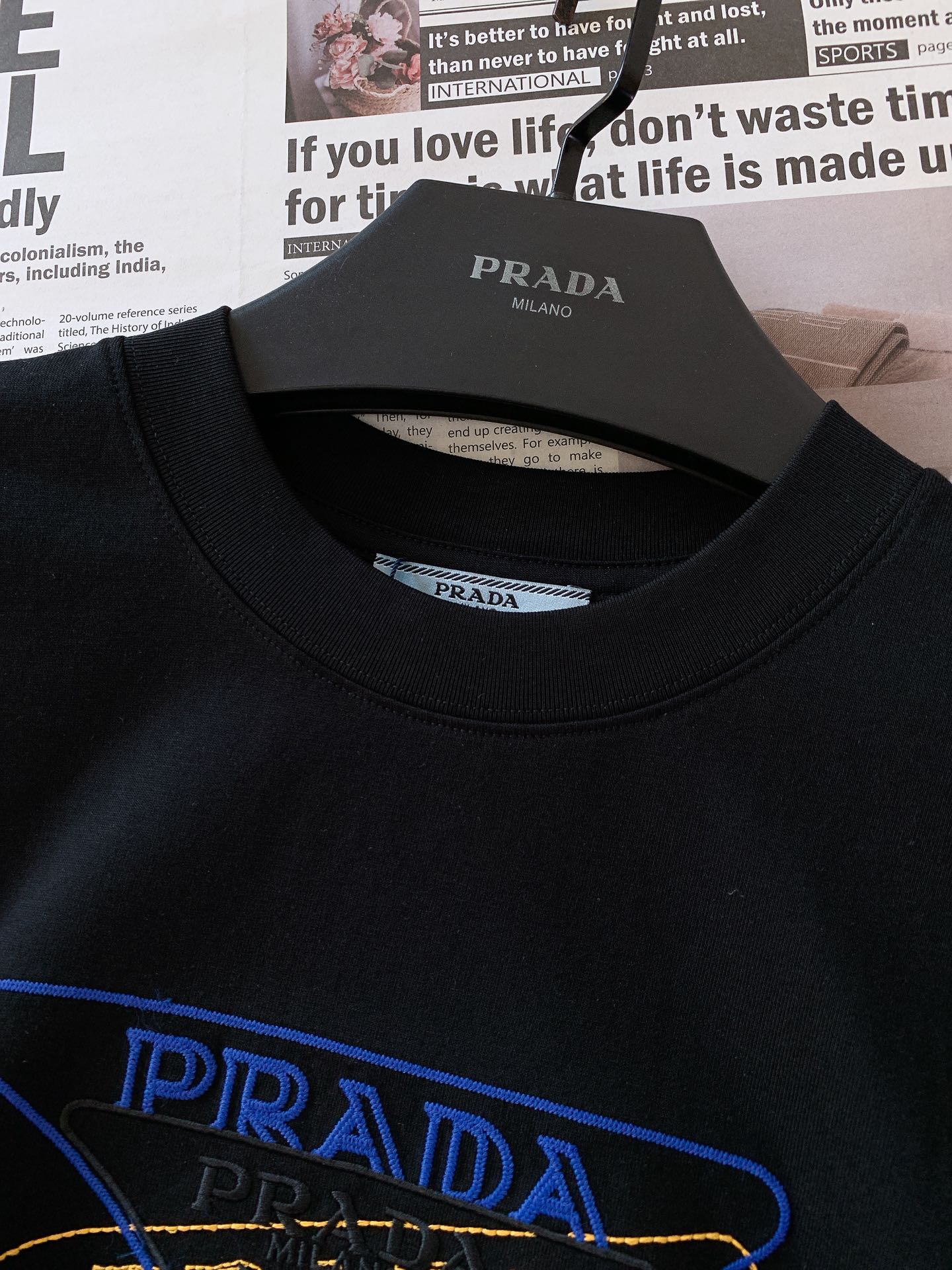 
Prada 普拉达 2025SS春夏新品 
三角刺绣徽标T恤。甄选高支纯棉打造，胸前叠层三角徽标太吸睛