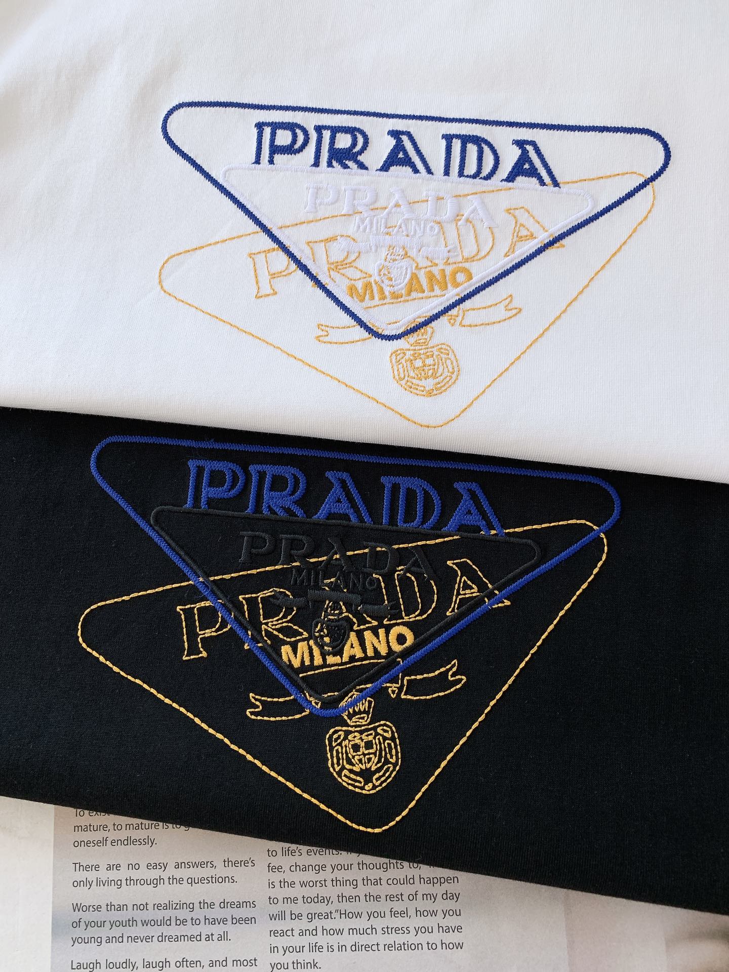 
Prada 普拉达 2025SS春夏新品 
三角刺绣徽标T恤。甄选高支纯棉打造，胸前叠层三角徽标太吸睛