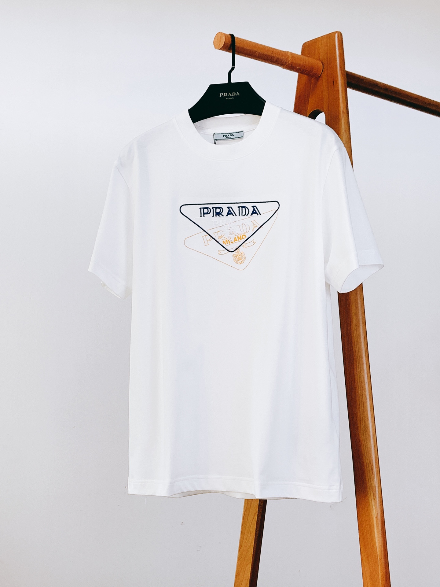 
Prada 普拉达 2025SS春夏新品 
三角刺绣徽标T恤。甄选高支纯棉打造，胸前叠层三角徽标太吸睛