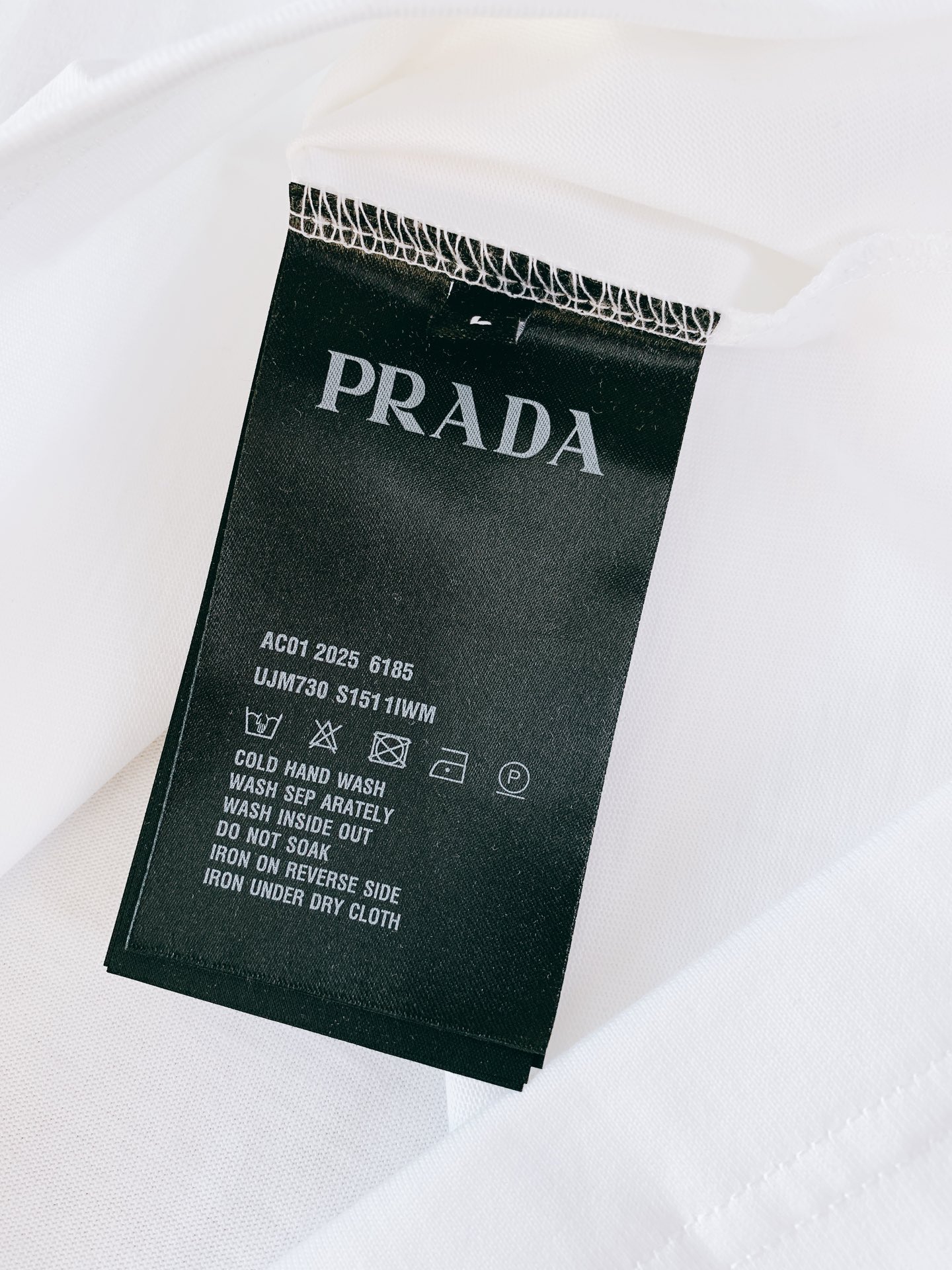 
Prada 普拉达 2025SS春夏新品 
三角刺绣徽标T恤。甄选高支纯棉打造，胸前叠层三角徽标太吸睛