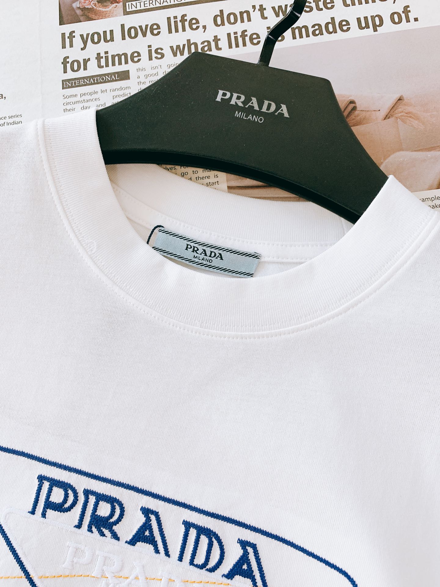
Prada 普拉达 2025SS春夏新品 
三角刺绣徽标T恤。甄选高支纯棉打造，胸前叠层三角徽标太吸睛