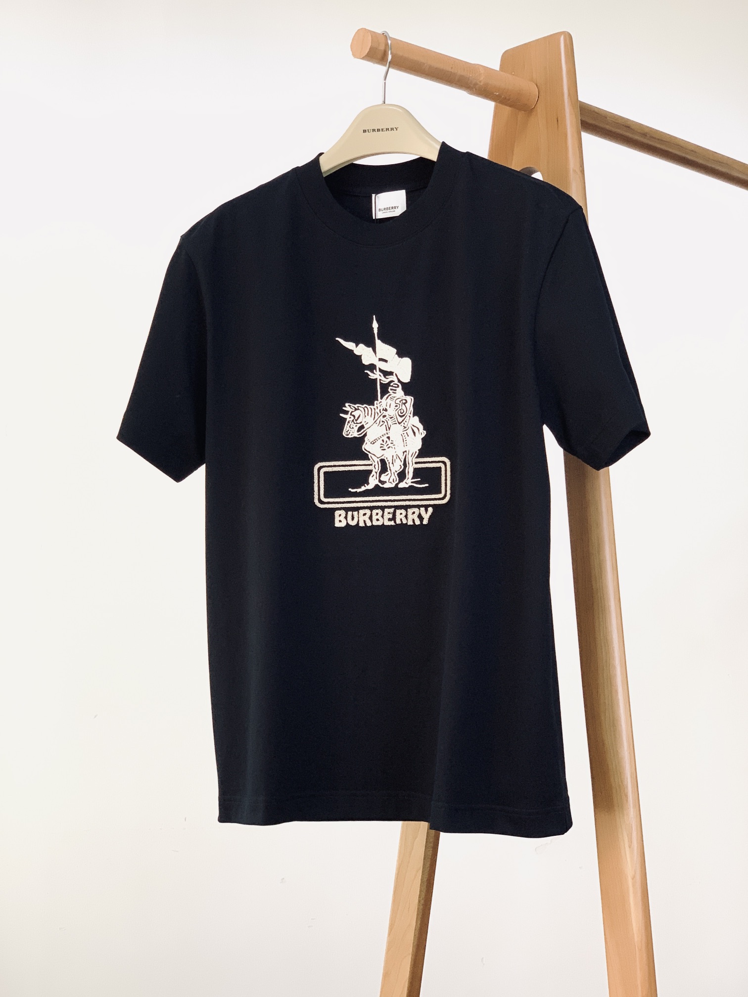 
Burberry 巴宝莉 2025SS春夏新品
经典骑士刺绣T恤，细节尽显英伦格调

胸前骑士刺绣太绝