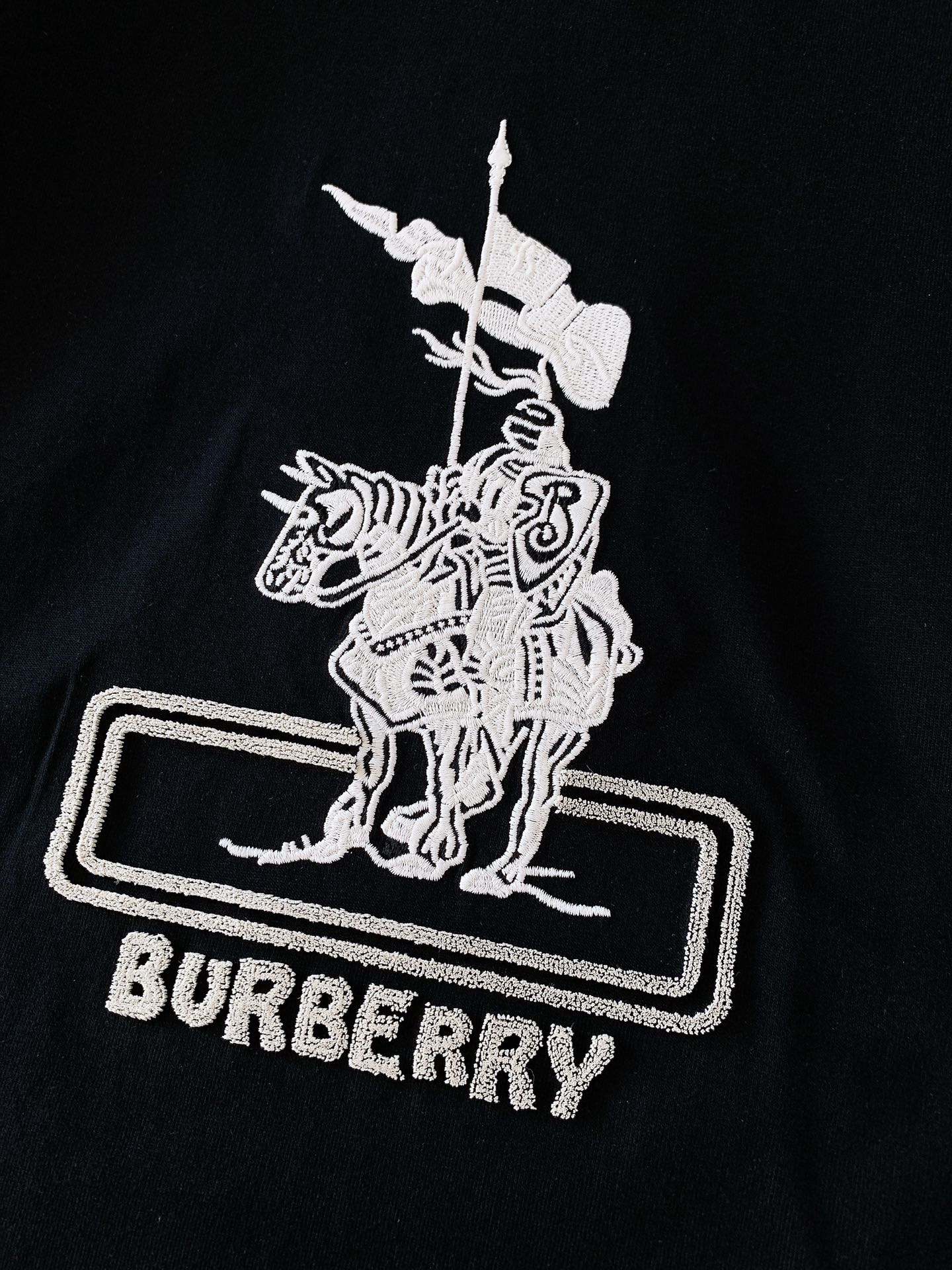 
Burberry 巴宝莉 2025SS春夏新品
经典骑士刺绣T恤，细节尽显英伦格调

胸前骑士刺绣太绝