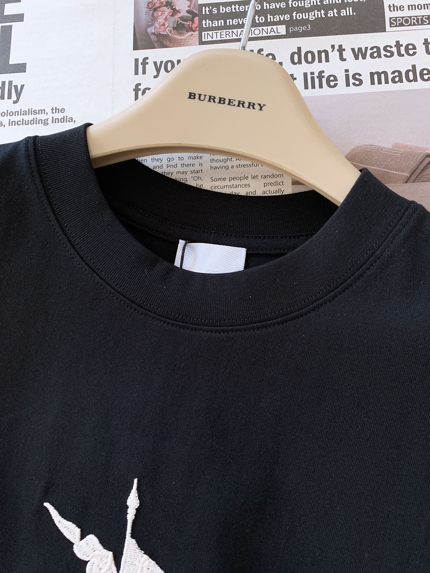 
Burberry 巴宝莉 2025SS春夏新品
经典骑士刺绣T恤，细节尽显英伦格调

胸前骑士刺绣太绝