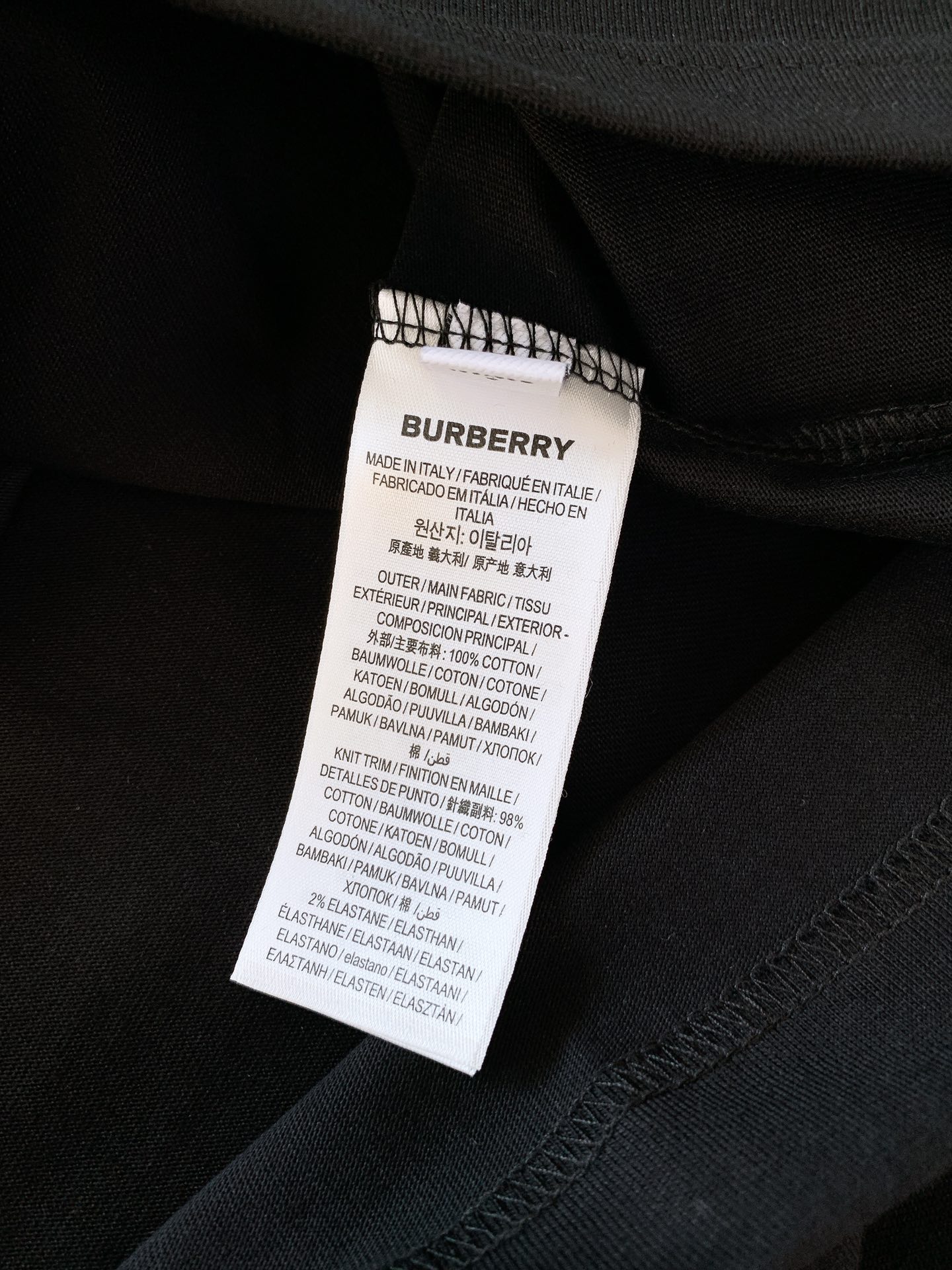 
Burberry 巴宝莉 2025SS春夏新品
经典骑士刺绣T恤，细节尽显英伦格调

胸前骑士刺绣太绝