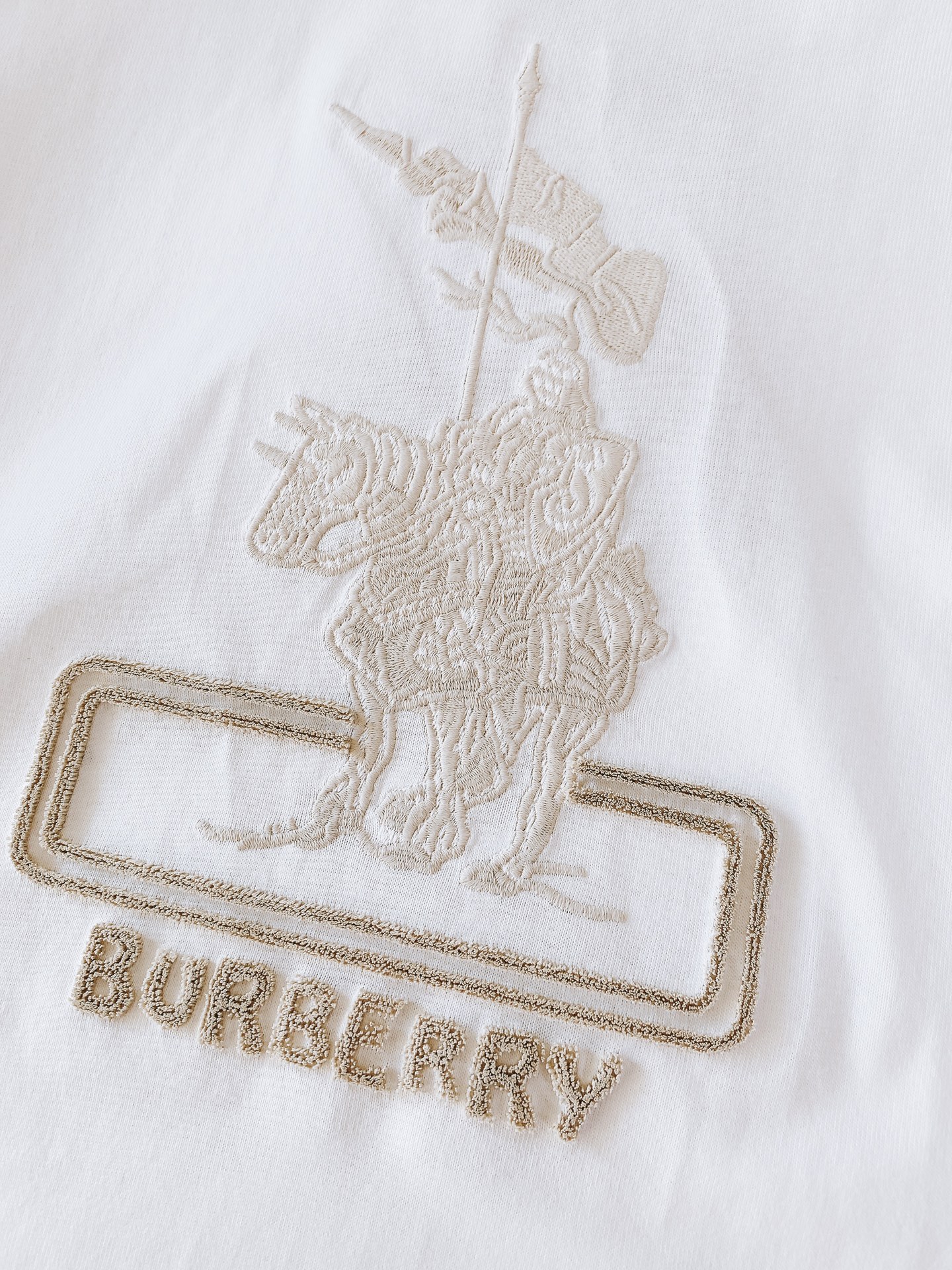
Burberry 巴宝莉 2025SS春夏新品
经典骑士刺绣T恤，细节尽显英伦格调

胸前骑士刺绣太绝