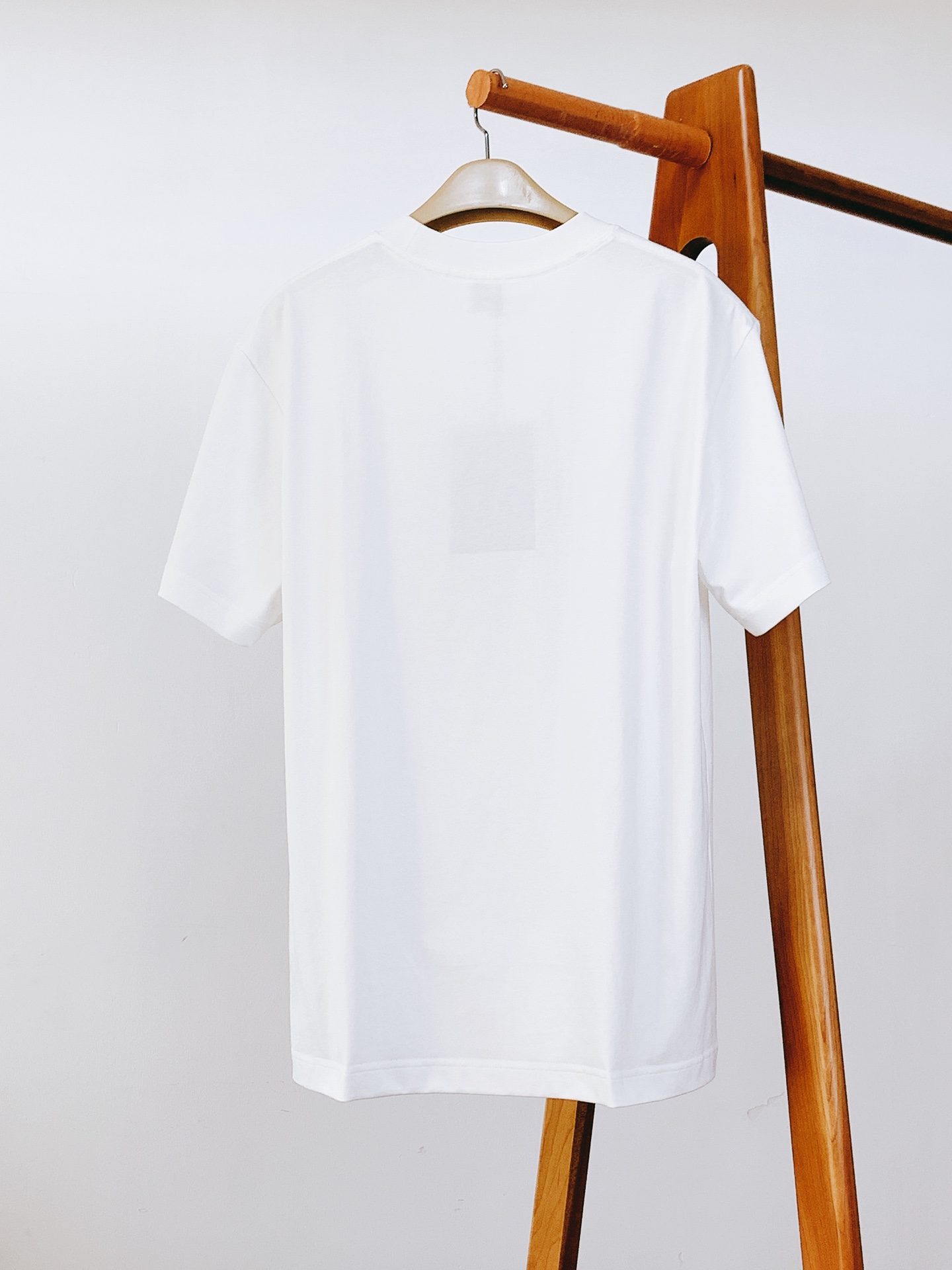 
Burberry 巴宝莉 2025SS春夏新品
经典骑士刺绣T恤，细节尽显英伦格调

胸前骑士刺绣太绝