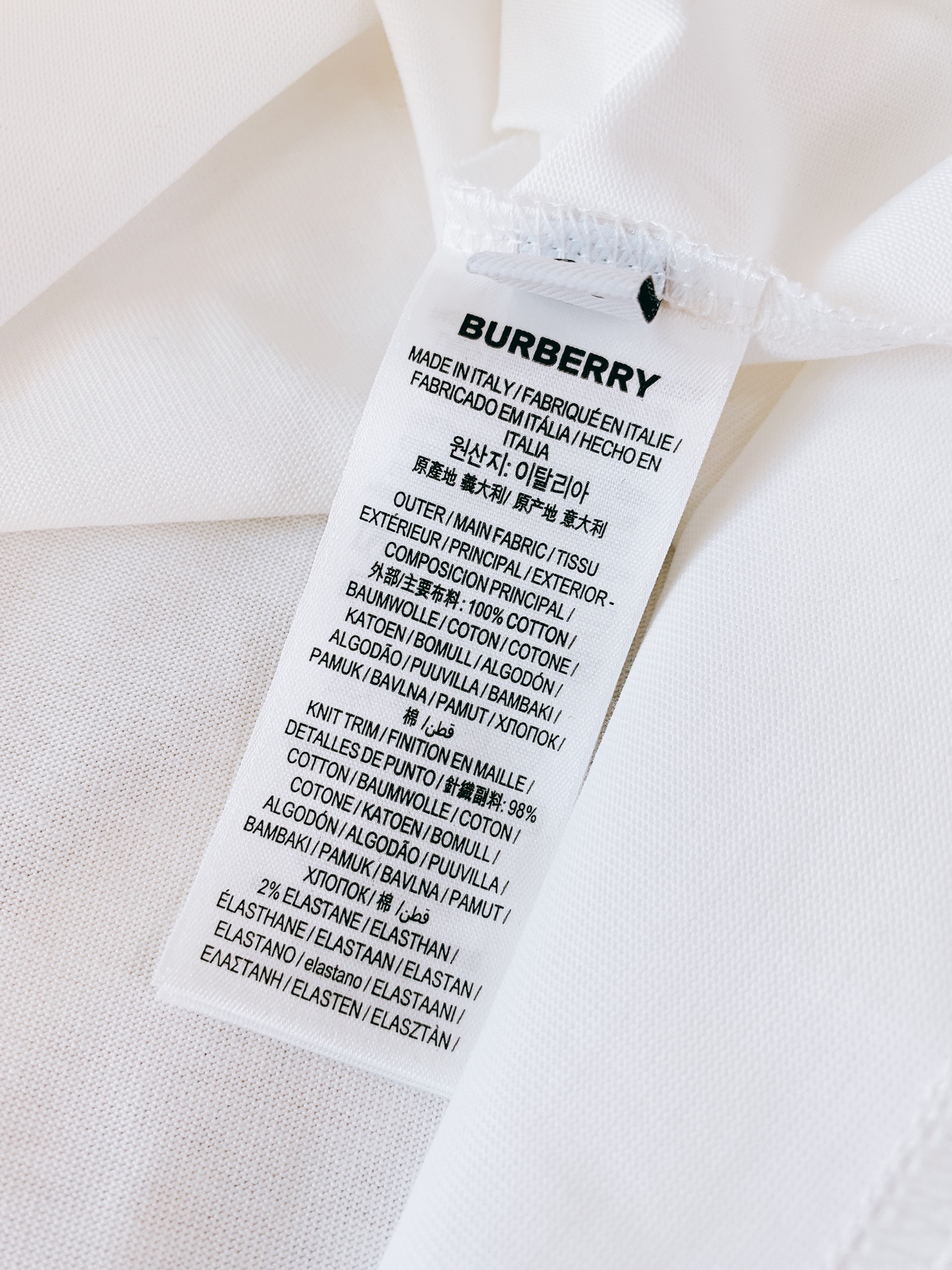 
Burberry 巴宝莉 2025SS春夏新品
经典骑士刺绣T恤，细节尽显英伦格调

胸前骑士刺绣太绝